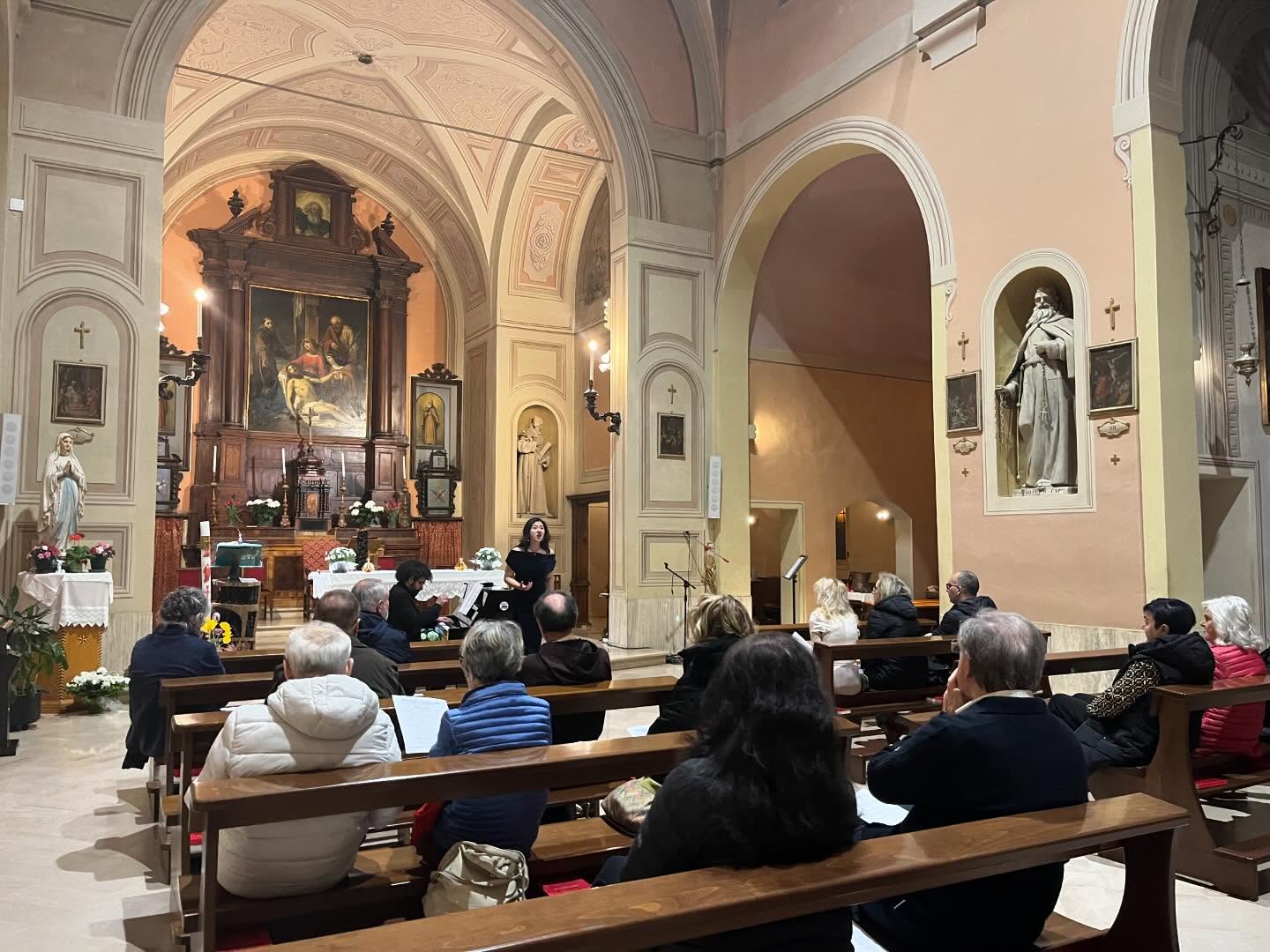 11.04.2026
âVincitori del concorso lirico T.O.S.C.A. di Andoraâ đ¤đ¤đšâď¸âď¸
Il concerto dellâ11 aprile presso la Chiesa dei Frati Cappuccini si è svolto con grandissimo successo, regalando al pubblico una serata intensa, elegante e ricca di emozioni.
Protagoniste della serata le vincitrici del concorso lirico âT.O.S.C.A.â di Andora: i soprani Tao Cong e Sofiia Yablonska, accompagnate al pianoforte dal M° Alceste Neri.
Il programma ha attraversato pagine tra le piĂš amate del repertorio vocale: dalla brillante eleganza di Rossini e Mozart, al lirismo di Puccini, fino alla profonditĂ espressiva di Verdi, Cilea, Mascagni e Tosti, con momenti di rara intensitĂ e raffinatezza musicale. Un viaggio tra opera e salotto musicale, capace di coinvolgere e sorprendere il pubblico fino allâultima nota.
Ringraziamo di cuore la Chiesa dei Frati Cappuccini per lâospitalitĂ , lâassociazione ISAL per il sostegno e la presenza, e la maestra Francesca Pedaci (Bologna) per la raffinata presentazione dei brani operistici.
Grazie al nostro pubblico, sempre attento e caloroso: siete lâanima dei nostri concerti!
#galamusicfestival #musica #imola #concerto #opera