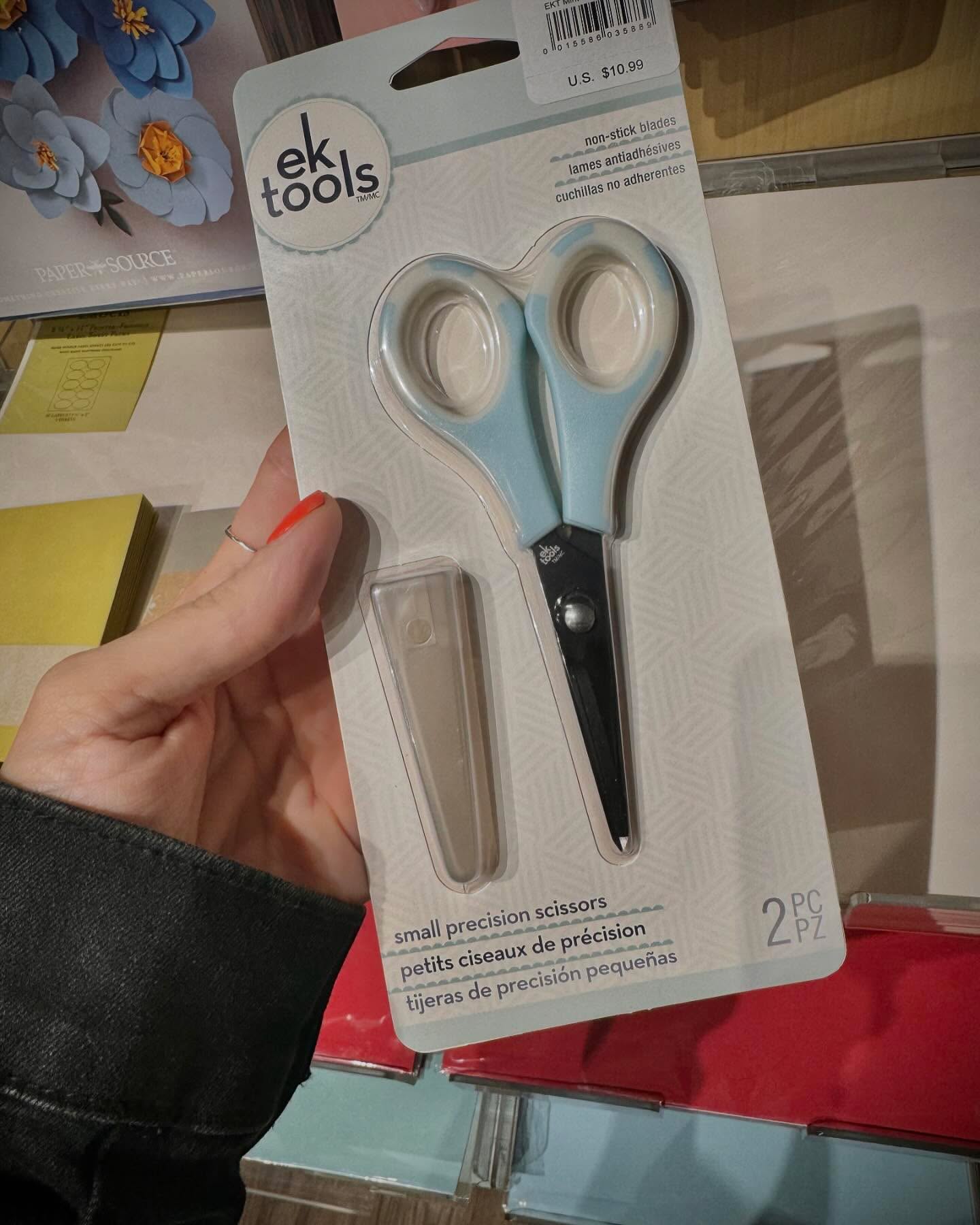 This is one of the oldest products I have in the market. She’s still going strong after two decades! @eksuccessbrands #precisionscissors #cutterbeescissors #inthewild
#LP #livepurposefully
* * * #RovingBee #fielddesigner #workonsite #lynnplatow #travelerforwork #travelerforlife 🔺 #livingfortwo