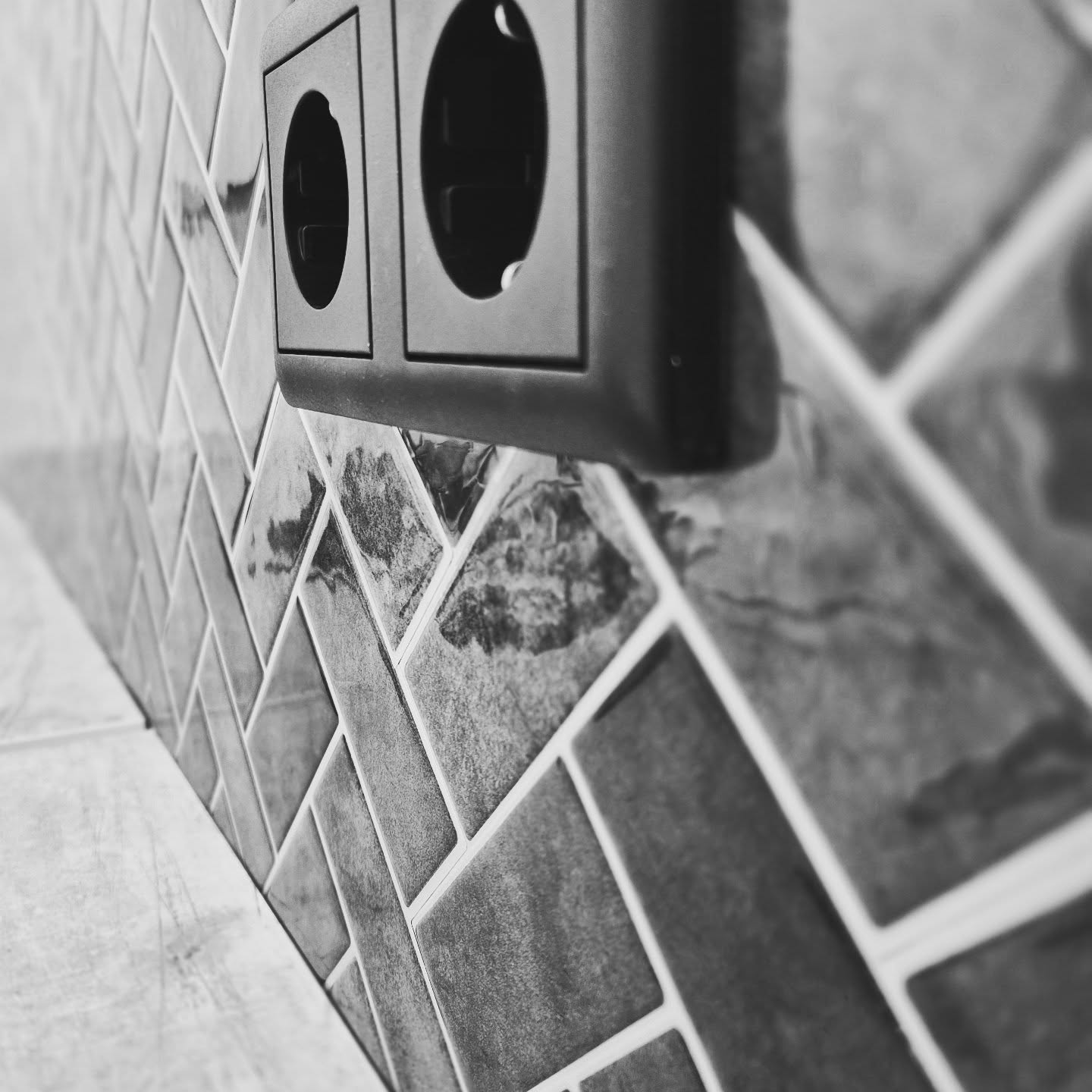 Noch 42 Tage😍😍😍
Gestern haben wir die Küchenrückwand fertig gestellt, weiter die Lampen aufgehangen, am Strom angeschlossen, und die neuen Spiegel geputzt. 🤩🤩🤩