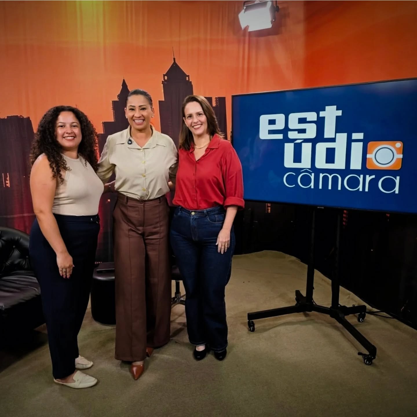 No último dia 15/04 participei de um bate-papo na TV Câmara de Campinas, mediado por Rubia de Oliveira, ao lado da colega Catarina Zanforlin.
Conversamos sobre abusos emocionais e o impacto da tecnologia nos vínculos afetivos.
Se você se interessa por questões como comunicação e relacionamentos, vale a pena acompanhar a conversa.
Assista ao programa completo pelo link na bio.
https://www.youtube.com/watch?v=PvpUtk0v6e8
#Psicanálise #SaúdeMental #RelaçõesAfetivas