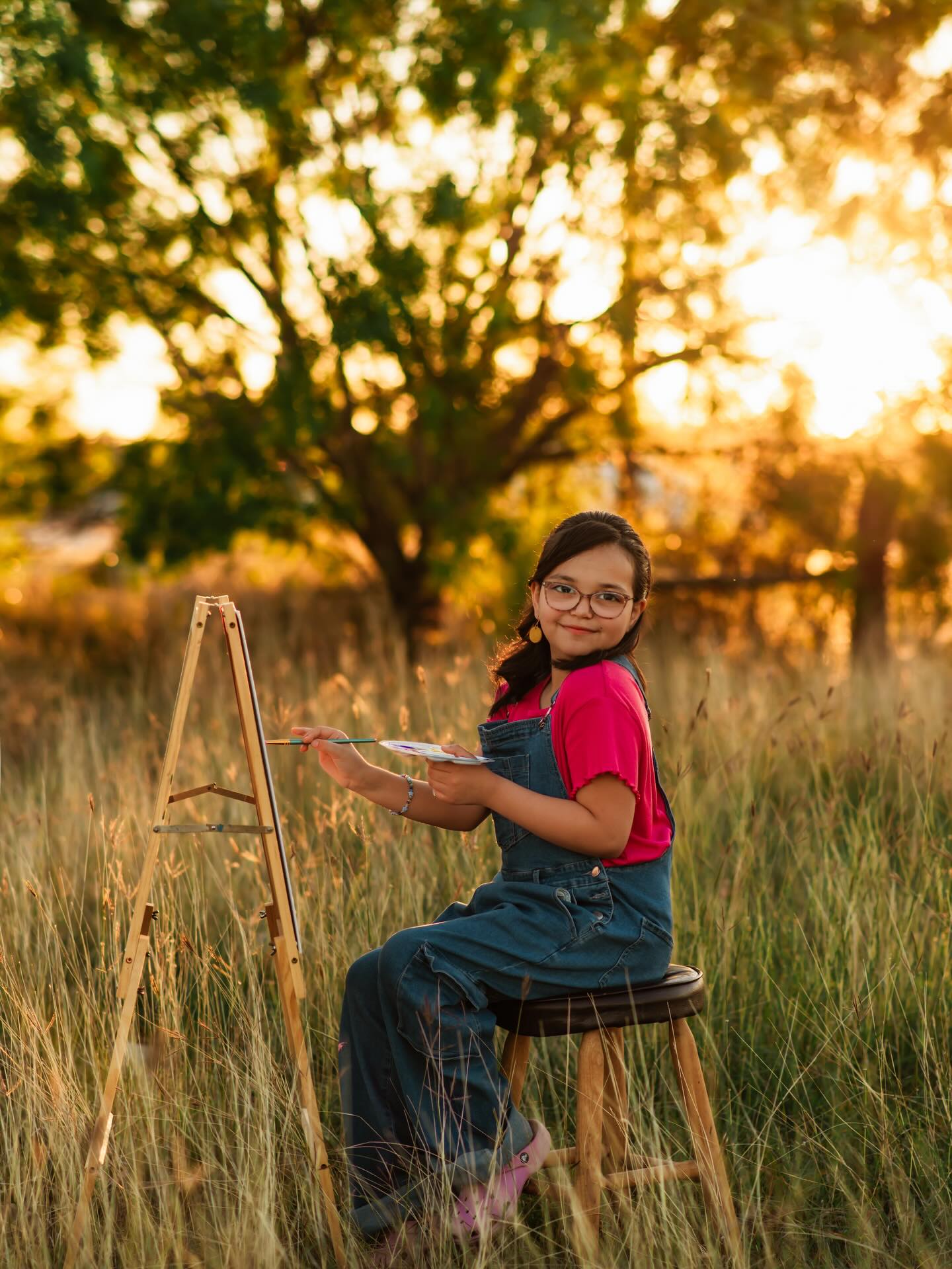 Grateful I get to capture these moments! 🎨✨
Paint, overalls, and golden fields! We had the best time taking photos, my little sunshine definitely lights up anywhere she goes!
This is your sign to take advantage of your growing babies, every moment is special and what a gift to capture a moment in time! ♥️
#goldenhour #childhood #texasfamilyphotographer