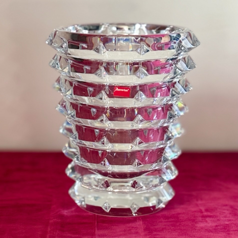 Baccarat sublime vase en cristal du modèle Arlequin .
Hauteur : 20,2 cm
Ø au col : 16 cm
Poids : 4kg520
Parfait état pour ce vase dont le décor en relief reflète magnifiquement la lumière.
Très belle brillance , cristal limpide .
Estampillé sous la base du cachet de la cristallerie et étiquette d’origine .
🛒 prix et disponibilité dans la boutique en ligne.
#baccarat #vase #cristal #decoration #arlequin