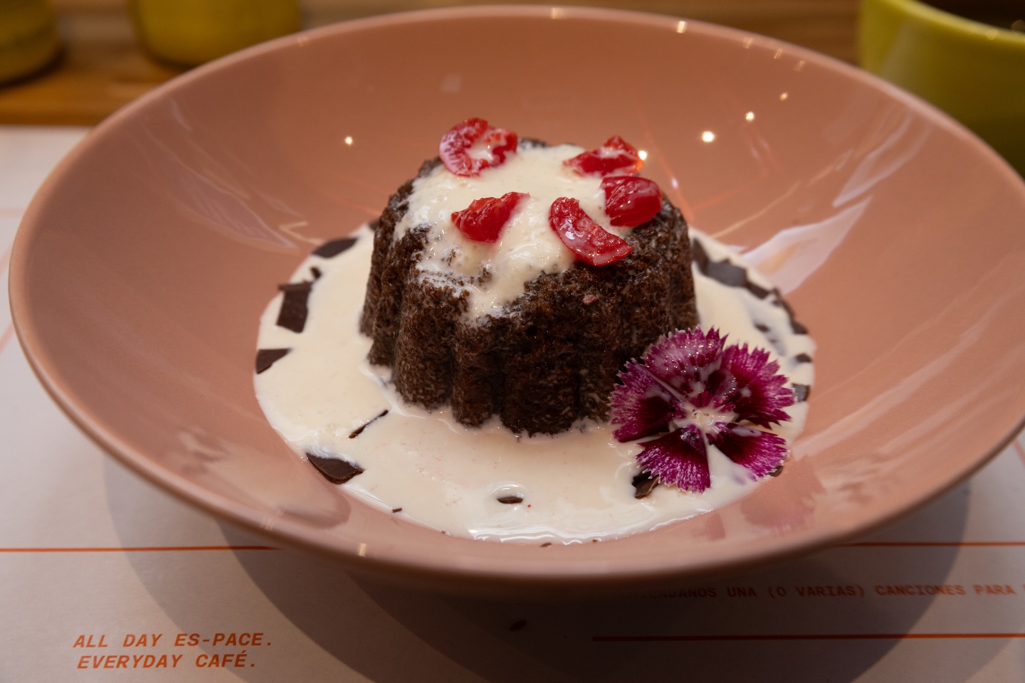 🍽️ Recomendado en @medellingourmet : @alldaycafe___
📌Nota completa en Bloggaleriadearte.com
El barrio Perpetuo Socorro se ha consolidado como el epicentro de la economía creativa en Medellín, y no hay mejor lugar para absorber esa energía que All Day Café.