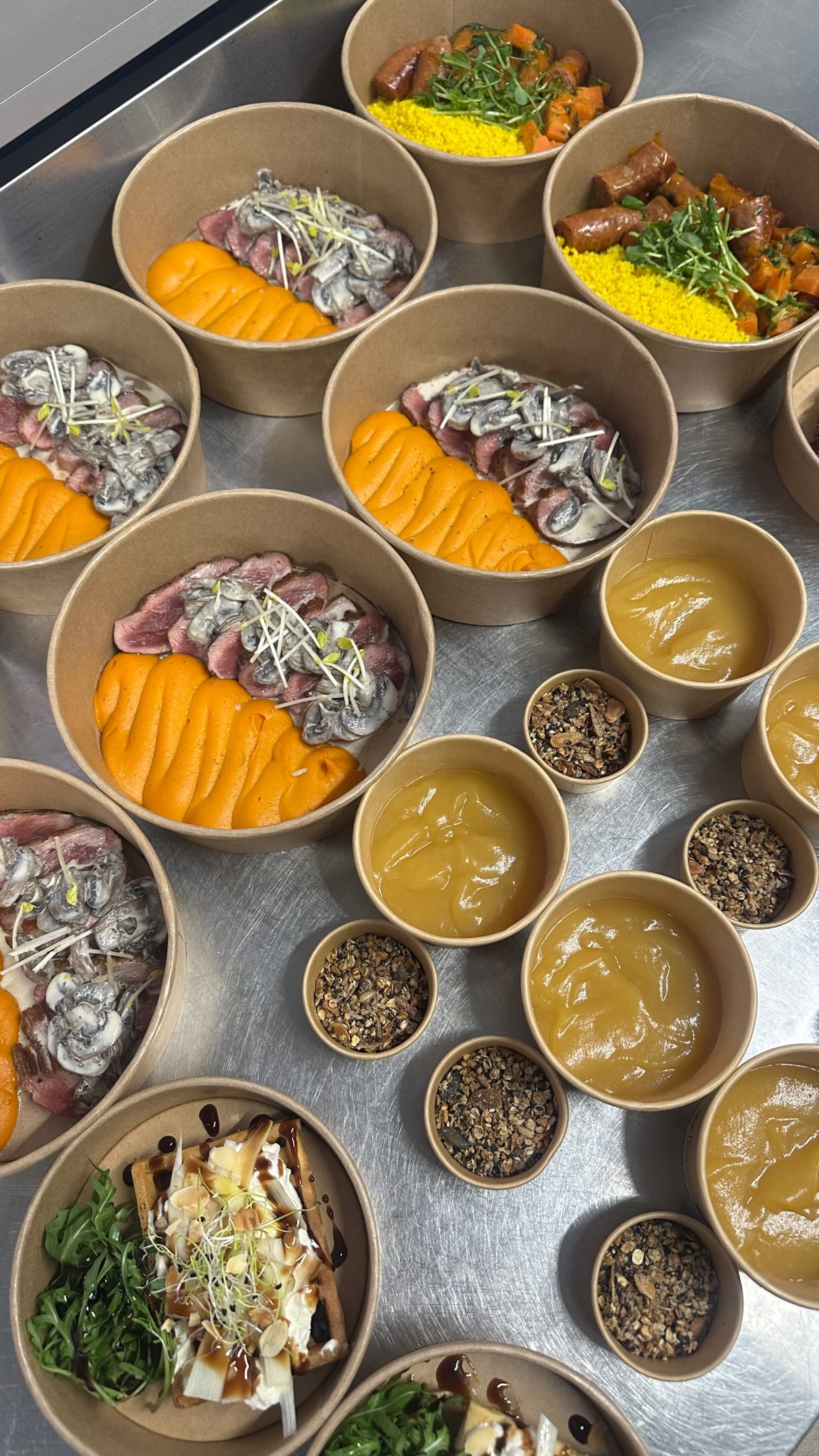 Des plateaux repas qui ressemblent enfin à de vrais repas, ça vous dit ? 🍽️
Du fait maison, des produits frais, des menus qui changent chaque mois et surtout… beaucoup de gourmandises en parfaite quantité ! 🤭
Que ce soit pour vos réunions, vos événements ou vos pauses déjeuner, nos repas sont pensés pour allier équilibre et plaisir. 😉
📩 Pour commander ou découvrir les menus du moment, contactez-nous en message privé ou rejoignez notre communauté WhatsApp dédié aux particuliers. ☎️
Lequel de ces plateaux vous ferait le plus envie ? 🥳
Possible d’adapter les repas en fonctions des allergies / régimes alimentaires : végétarien, halal, sans lactose, sans gluten, avec besoins spécifiques aussi ☺️.
#PlateauRepas
#TraiteurGastronomique
#FaitMaison
#pausedej
#bourges