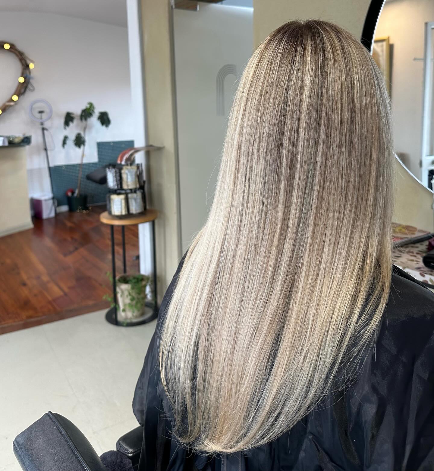 We love a bright creamy blonde, so luminous & soft !!
A stunning blend by Maddie 💌
#yuduyuhairsalon #haircolorist #sustainablesalons #davines