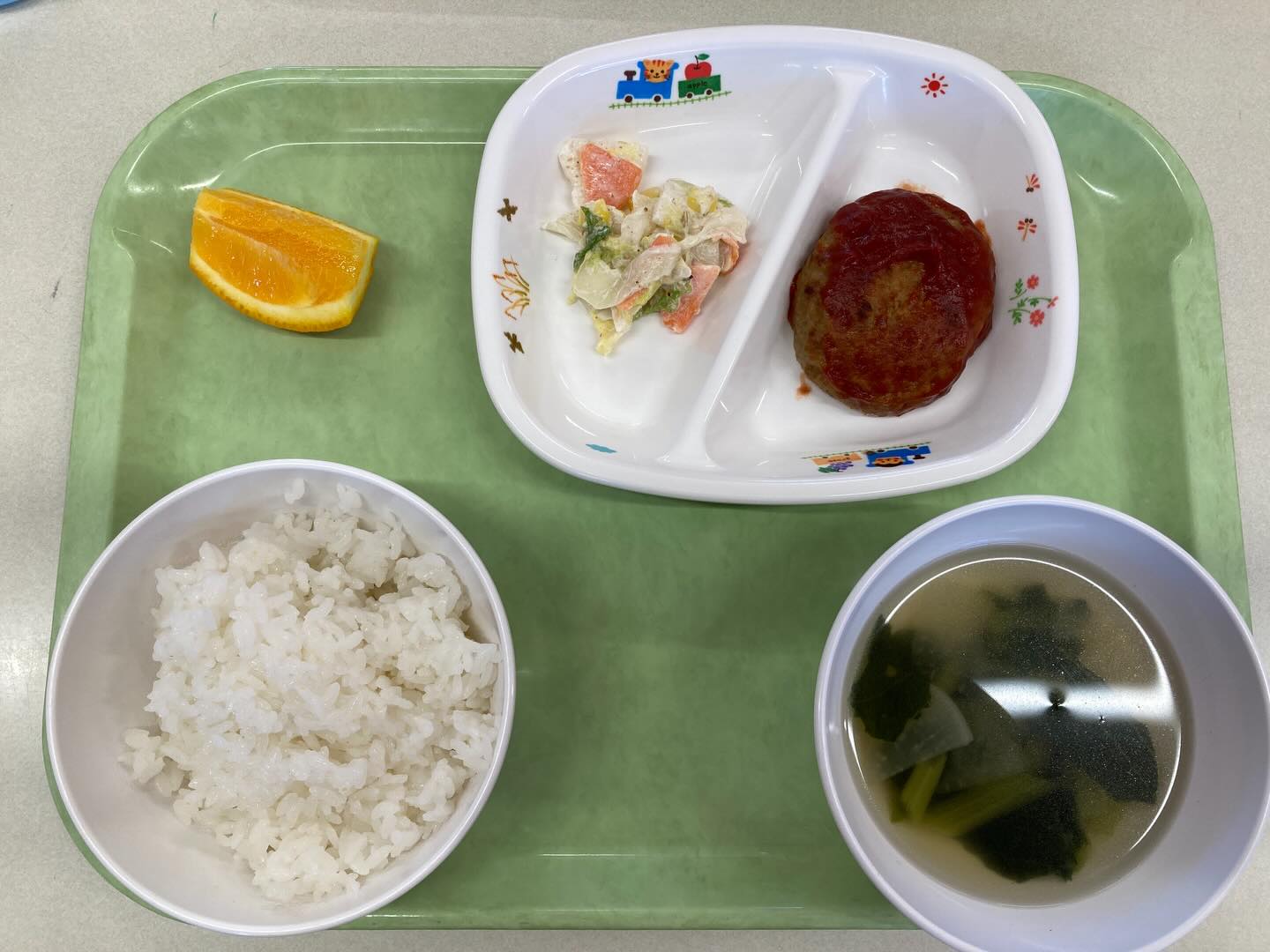 4月16日の給食
ハンバーグ
白菜のごまマヨサラダ
ごはん
スープ
フルーツ(オレンジ)
