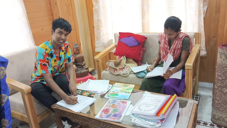 Today we celebrated the Golden Wings second unit drawing exam, and the results of the second unit exam were shown to the children.❤️
#goldenwings #ngo #nonprofit #kolkata #durganagar
{golden wings, nonprofit classroom, education nonprofit, youth empowerment}