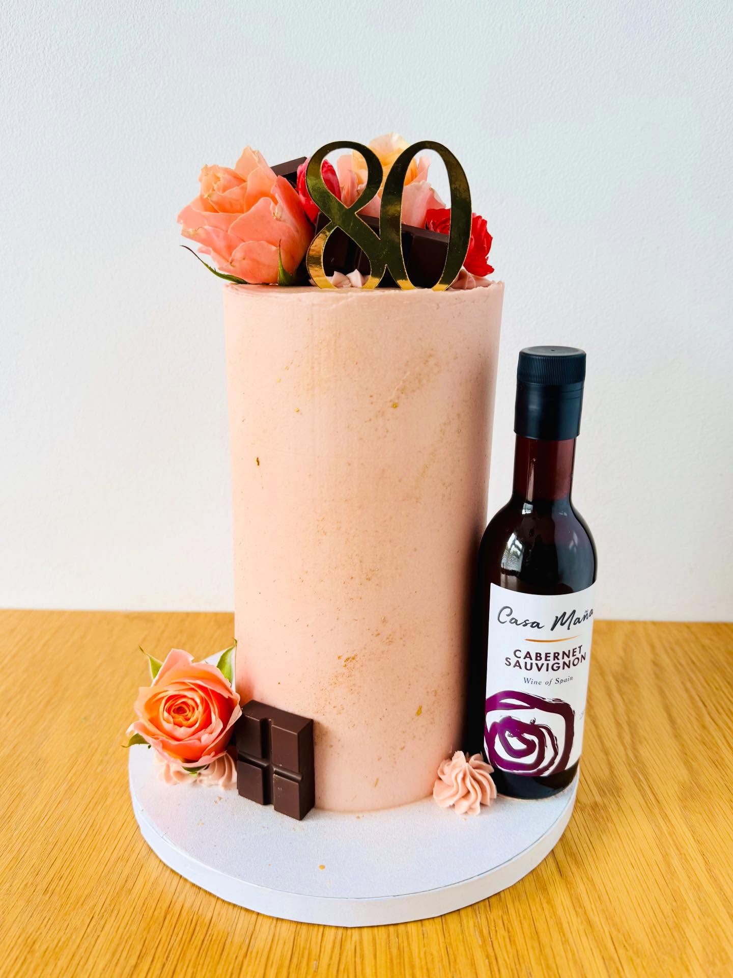 𝑺𝒘𝒆𝒆𝒕 𝒊𝒏𝒅𝒖𝒍𝒈𝒆𝒏𝒄𝒆 🍫🌸🍷
Combining all the favourites! Rich chocolate, fresh florals and a mini wine bottle for the perfect touch.
🍰 Vegan 4in tall chocolate orange cake
#VeganCakes #Instacake #CakeDecorating #ButtercreamCake #BerkshireBaker