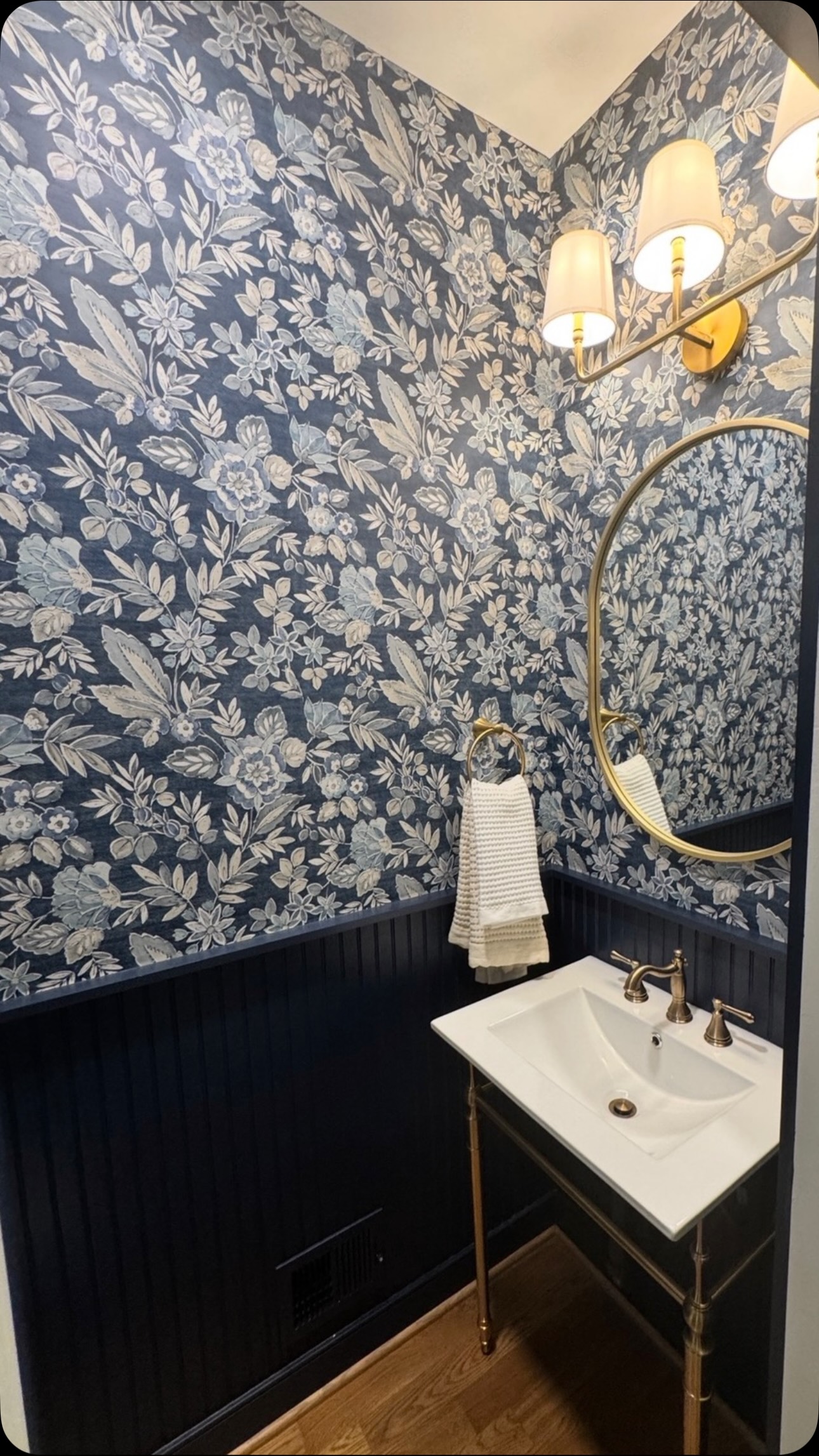 We LOVE wallpaper in a powder room!!
This Chesapeake Printworks Begonia (Indigo) from @uswalldecor is a perfect pairing @sherwinwilliams Naval! 💙✨
#renovation #interiordesign #home #interior #decor