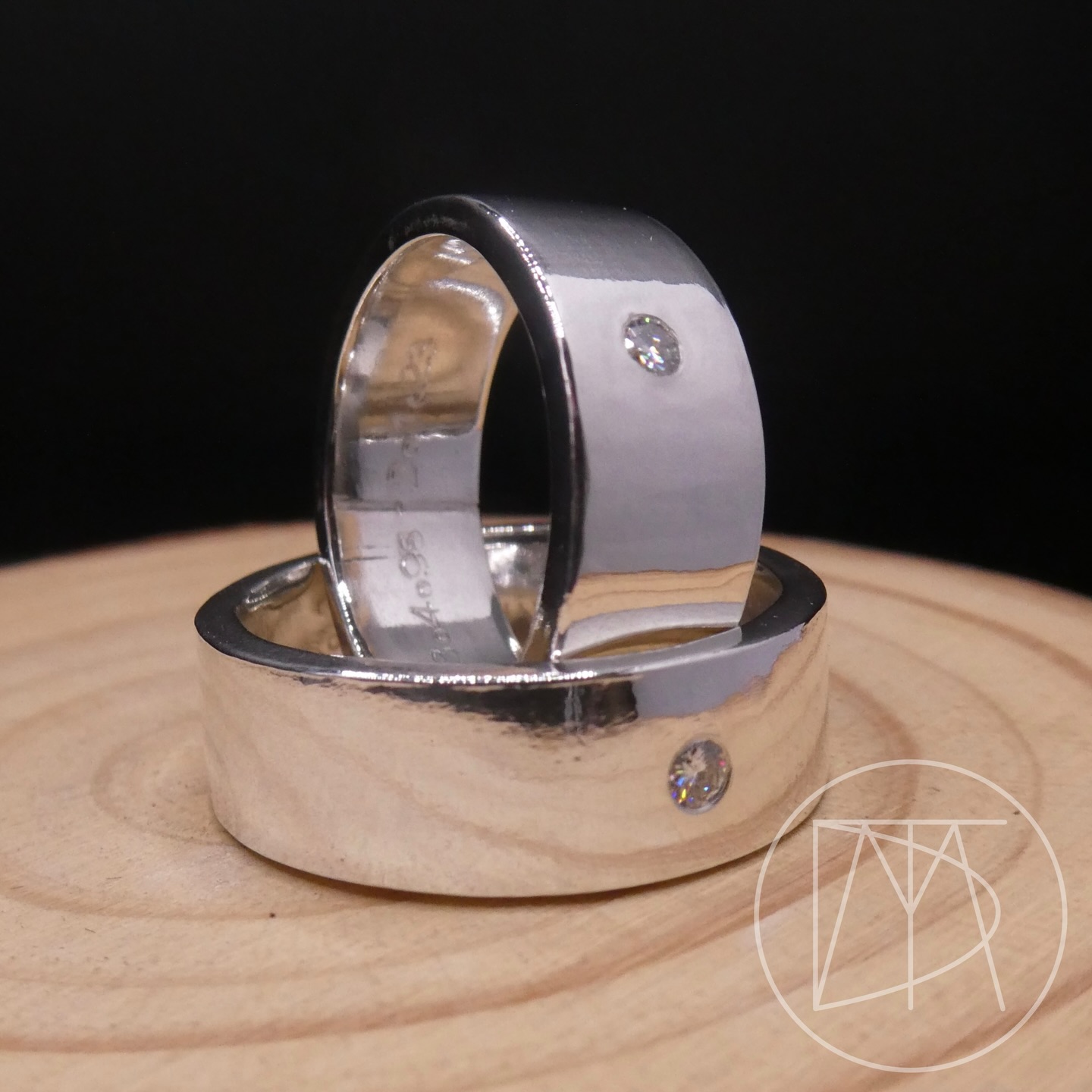 April’s birthstone, the diamond — a symbol of strength, clarity, and everlasting love 🤍
Adding a beautiful diamond to a hidden ashes ring makes it even more meaningful. A quiet place to hold someone close, paired with a stone that represents forever. Just like the memories we carry, unbreakable and always shining through.
Some pieces aren’t just jewellery… they’re a way to keep love with us, every single day.
✨
#AprilBirthstone #Diamond #MemorialJewellery #AshesJewellery #ForeverInOurHearts