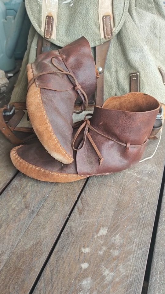 Les déplacements silencieux, la marche du renard, un excellent moyen de se fondre dans son environnement et en plus avec les bonnes chaussures, encore mieux.
Venez découvrir comment fabriquer ces mocassins qui vous accompagneront partout. #survival #nativeamerican #survie #leatherwork #outdoorgear