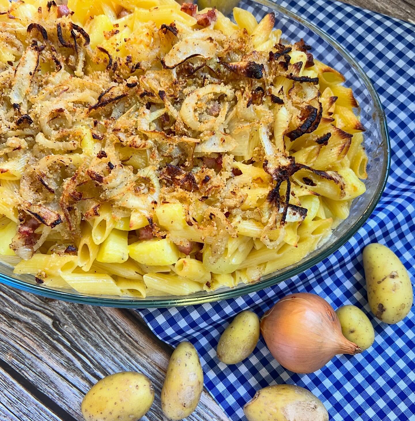 Traditionelle Älplermagronen
Cremig, herzhaft und ein klassisches Gericht aus den Schweizer Alpen.
Sie wurden ursprünglich von Älplern (Sennen) gekocht – also Hirten, die im Sommer auf den Alpen lebten.
Die süsse Beilage Apfelmus ist typisch und sorgt für Kontrast zur salzigen Hauptspeise.
Perfekt für gemütliche Tage.
Zutaten für 4 Personen:
500 g Kartoffel, festkochend
500 g Magronen
3 dl Vollrahm
400 g Bergkäse rezent, geraffelt
Salz, Pfeffer, Muskatnuss
200 g Speckwürfel
2-3 Zwiebeln, in Ringe geschnitten
2 EL Mehl
2-3 EL Paniermehl
Zubereitung:
Die Kartoffeln schälen und in ca 1.5 - 2 cm grosse Würfel schneiden.
Salzwasser zum Kochen bringen und die Kartoffeln darin 5 Minuten vorgaren.
Die Magronen dazugeben und alles für ca. 10-15 Minuten köcheln lassen, bis die Nudeln bissfest sind.
In der Zwischenzeit die Speckwürfel in einer Bratpfanne rundherum goldbraun anbraten, herausnehmen und beiseitestellen.
In derselben Pfanne etwas Butter erhitzen. Die Zwiebelringe mit Mehl bestäuben. Dann in der Pfanne leicht goldbraun anbraten.
Die Pfanne von der Herdplatte ziehen und das Paniermehl unterrühren.
Sobald die Magronen gar sind, das überschüssige Wasser abgiessen und die Kartoffel-Magronen Mischung in die Pfanne zurück geben.
Den Rahm sowie die angebratenen Speckwürfel darunter mischen und mit Salz, Pfeffer und Muskatnuss abschmecken.
Den Käse unterheben und die Masse in eine Gratinform füllen.
Die Zwiebel-Paniermehl Mischung darüber verteilen.
Im vorgeheizten Ofen bei 200°C Ober- / Unterhitze für ca. 15 Minuten backen.
Mit Apfelmus (Rezept, letzter Post) servieren.
En Guete !
#thekitchenwitches #traditionelleküche #spezialitäten #rezepte #einfacherezepte