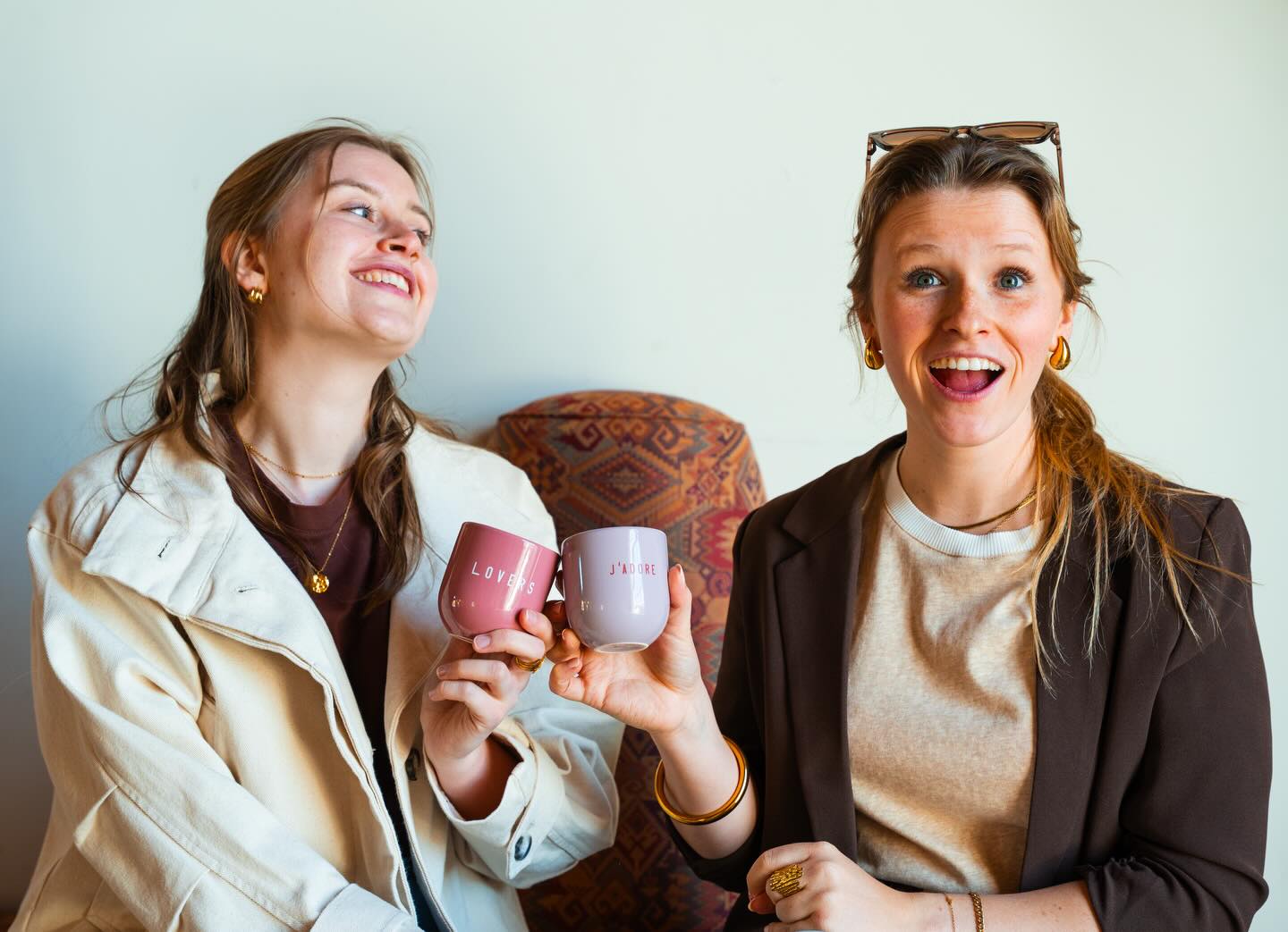 GOOD TIMES
De leukste kopjes om je favoriete drankje in te schenken ☕
Eén kopje troost, een kopje liefde… voor elke ontmoeting en elke fijne babbel.
Ze geven jouw momentje net dat tikkeltje extra.
En ja hoor — gewoon vaatwasbestendig.
Shop ze nu in onze concept store.