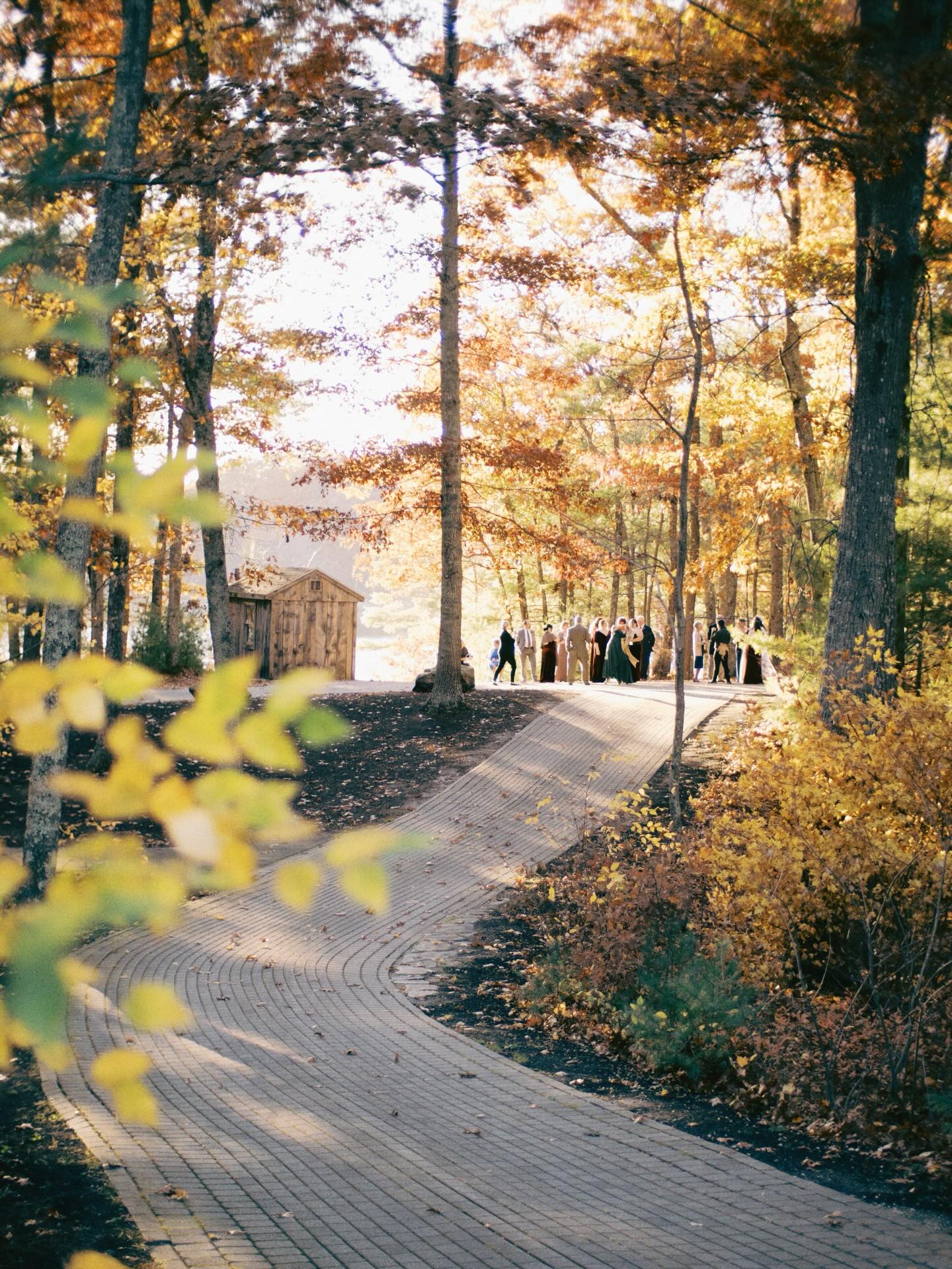 The ceremony of Chris and Amy Pierce. It’s not every day that you get to shoot this moment during golden hour.🥰🤌🏻
Venue: @crystal_lake_weddings_events
Associate shot this one for @justinedwardadams