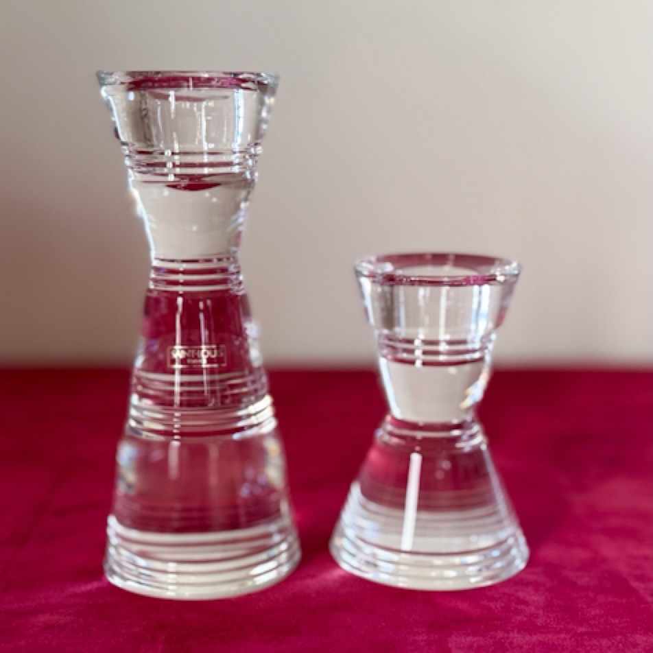 Saint Louis superbe paire de bougeoirs en cristal.
Forme diabolo à décor de lignes circulaires .
Hauteur : 14 cm et 9 cm
Ø : 5 cm
En parfait état cristal limpide l’un porte encore son étiquette.
Estampillés sous les bases du cachet de la cristallerie.
🛒 prix et disponibilité dans la boutique en ligne
#saintlouiscrystal #bougeoir #cristal #decoration