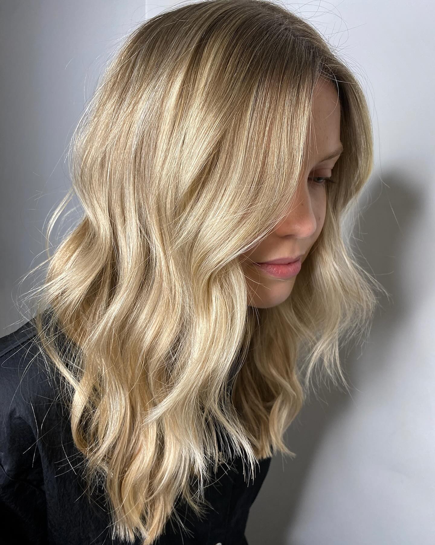 💫Not everything you love is a “one session transformation.”
✨✨✨✨
This is a scalp foil (traditional highlight), maintained over time to create this kind of soft, dimensional, expensive blonde.
And that part matters.
Because what you’re really seeing here isn’t just one appointment… it’s consistency:
• Full highlight a couple times a year
• T-zone / partial highlights every 8–12 weeks
• Thoughtful placement, repeated over time
That’s how blondes like this evolve instead of being forced in one long, high-cost session.
Tone-wise, this lives in a soft golden blonde. And yes, warmth is having a moment (again, finally).
For a long time, everyone chased icy tones…
But the reality is:
• Over-lifting to get “ashy” is harder on the hair
• Ash fades faster and can look dull
• Too cool can actually wash out your skin
This kind of golden tone does the opposite:
✨ reflects light
✨ enhances your natural complexion
✨ gives that healthy, expensive, slightly sun-kissed finish
And heading into summer? This is exactly the direction.
If you’ve been trying to get lighter without sacrificing your hair, or your time. This is the strategy.
✨ Let’s build your blonde the right way
Book your highlight maintenance plan with us
Hair by @heatherhasachair
@dangerjonesbalayage
📍 Alexandria, VA / DMV
💻 www.thelaboratorysalon.com
#AlexandriaVAHair #DMVHair