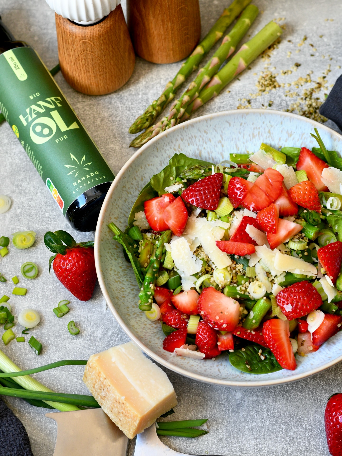 Es ist wieder Spargel- Erdbeerzeit 💚♥️
Alle die diesen köstlichen Salat mit grünem Spargel, Erdbeeren, geschälten Hanfnüssen und Hanföl noch nicht kennen, sollten ihn jetzt unbedingt mal ausprobieren 😍
Das Rezept findet ihr in den Highlights verlinkt oder hier:
https://www.nahado.de/recipes/spargel-erdbeersalat
#spargel #grünerspargel #erdbeerrezepte #hanföl #hanfnüsse