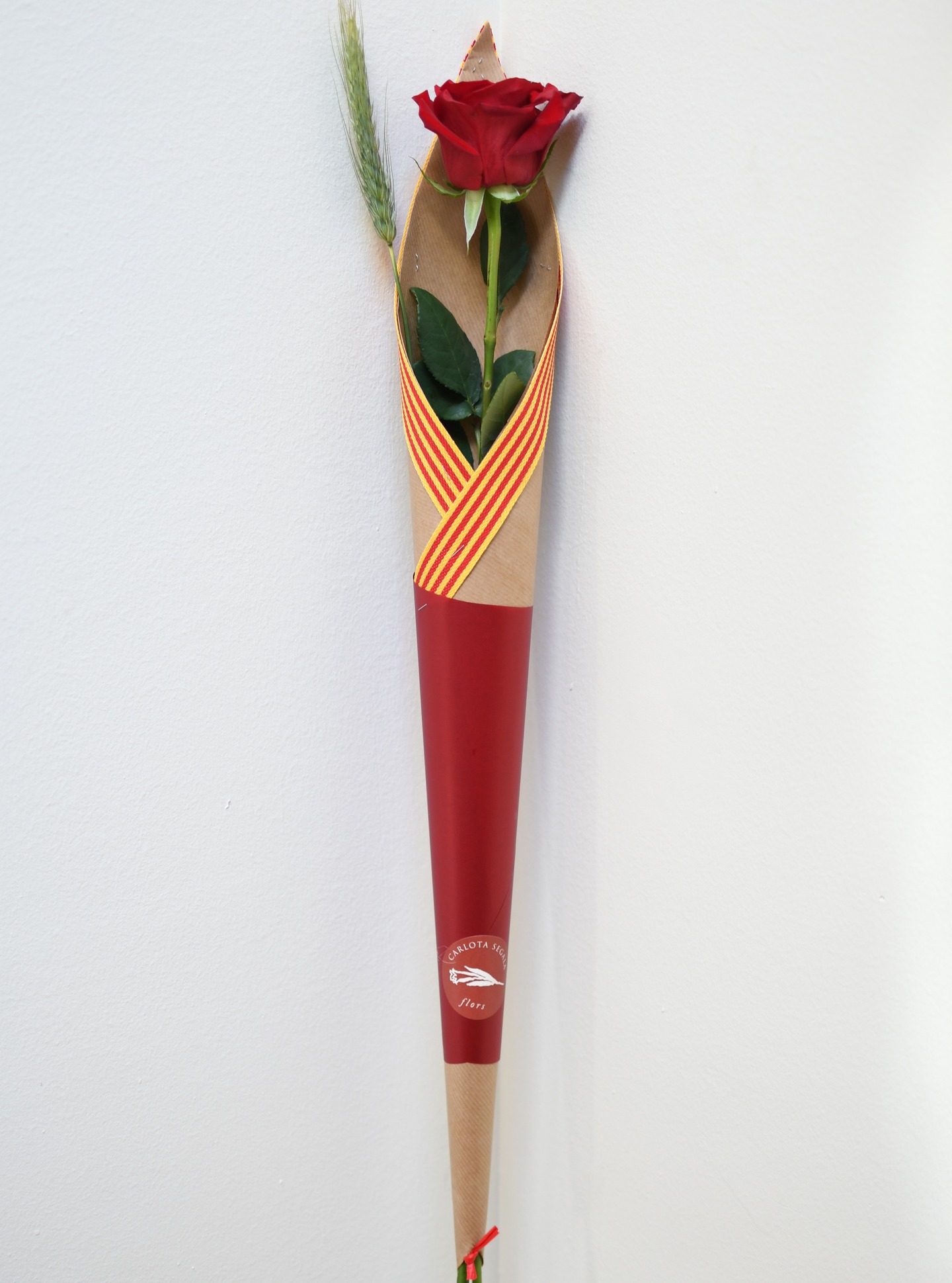 ROSA CLÀSSICA
La rosa clàssica és una aposta segura per a qui busca un detall senzill però cuidat fins a l’últim detall.
Composició del producte:
• Rosa vermella d’alta qualitat (Freedom – Colòmbia / Red Naomi – Holanda / Explorer – Equador, 80 cm segons disponibilitat)
• Estructura cònica amb paper kraft
• Paper coreà setinat en tons granat
• Cinta de la senyera catalana
• Espiga natural
Ja disponible per reservar a la nostra web.