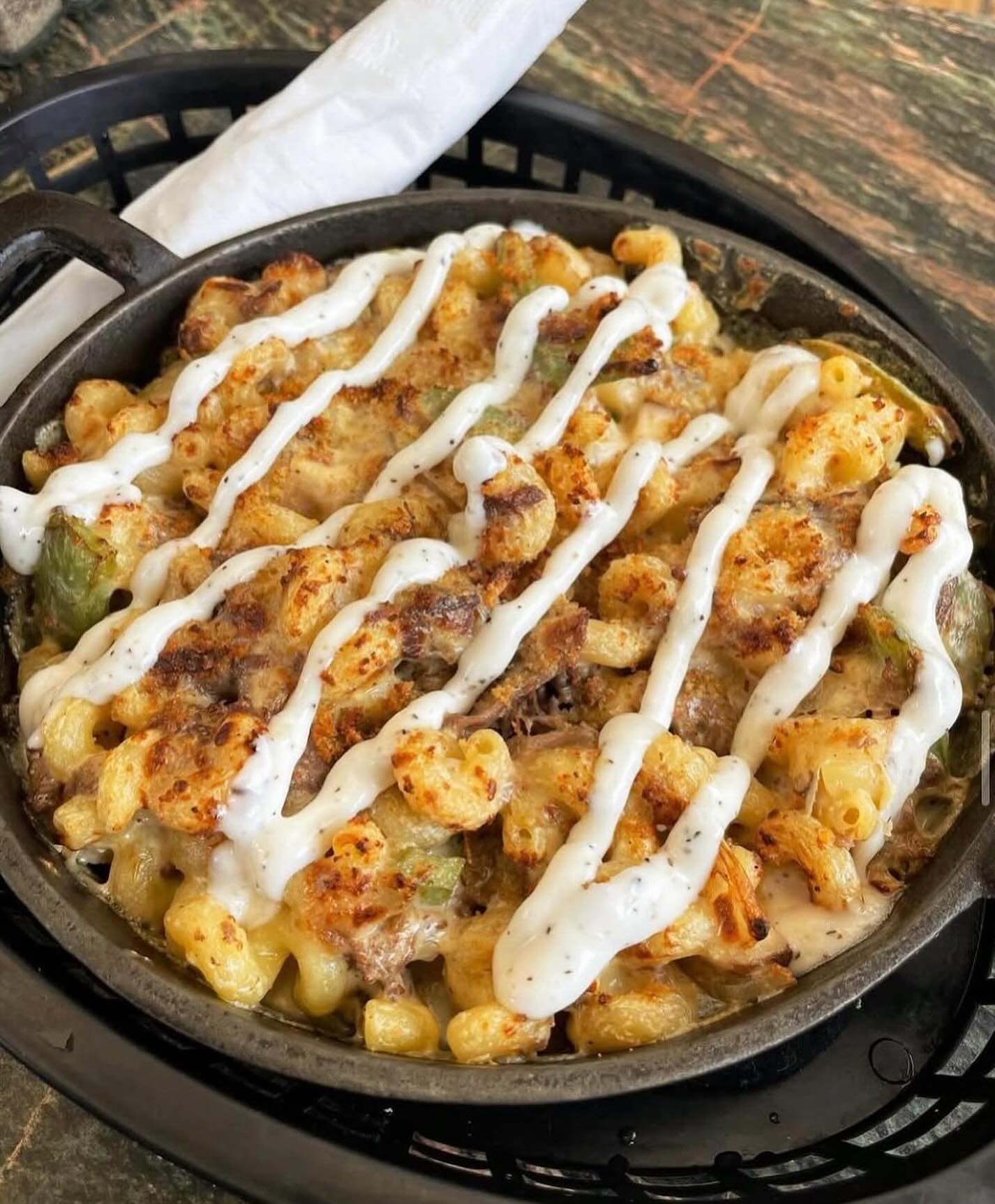 Steak Bomb Mac- cheesy, bold, & indulgent 🤤
Creamy six cheese mac with shaved steak, mushrooms, peppers, & onions topped with our house made garlic aioli 🪩