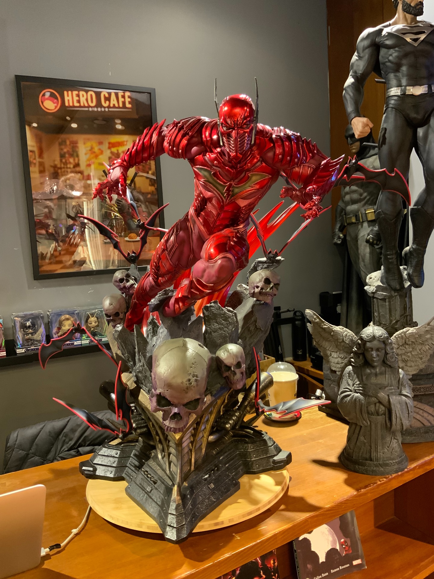 ⚡️ Hız, güç ve kaos tek bedende: Red Death ⚡️
Batman’in en karanlık varyasyonlarından biri, inanılmaz detaylarla karşınızda. Kırmızı zırhın yansıması, agresif poz ve base üzerindeki sahne… tam vitrinlik bir parça.
Koleksiyonuna farklı ve çarpıcı bir karakter eklemek isteyenler için kaçırılmayacak seviyede 🔥
DM’den fiyat bilgisi alabilirsiniz. Hero Cafe’yi ziyaret edip ürünü yakından inceleyebilirsiniz.
#reddeath #batmancollector #statuecollection #herocafe #collectibles