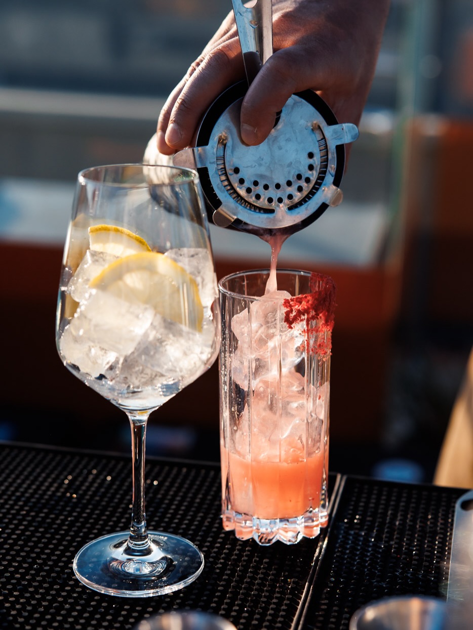 Dein Favorite Drink „Pink Horizon“ beim Rooftop Opening von @hansiamdach – unserer neuen Rooftop-Location im 3. Bezirk in Wien 🌇🍸
Du hast es verpasst?
Dann komm zu unserem nächsten After Work
📆 30.04. ab 17:00 Uhr.
DJ, Cocktails, Sundowner & die besten Vibes in Wien ✨
🎟️ Ticketlink folgt bald in den Kommentaren