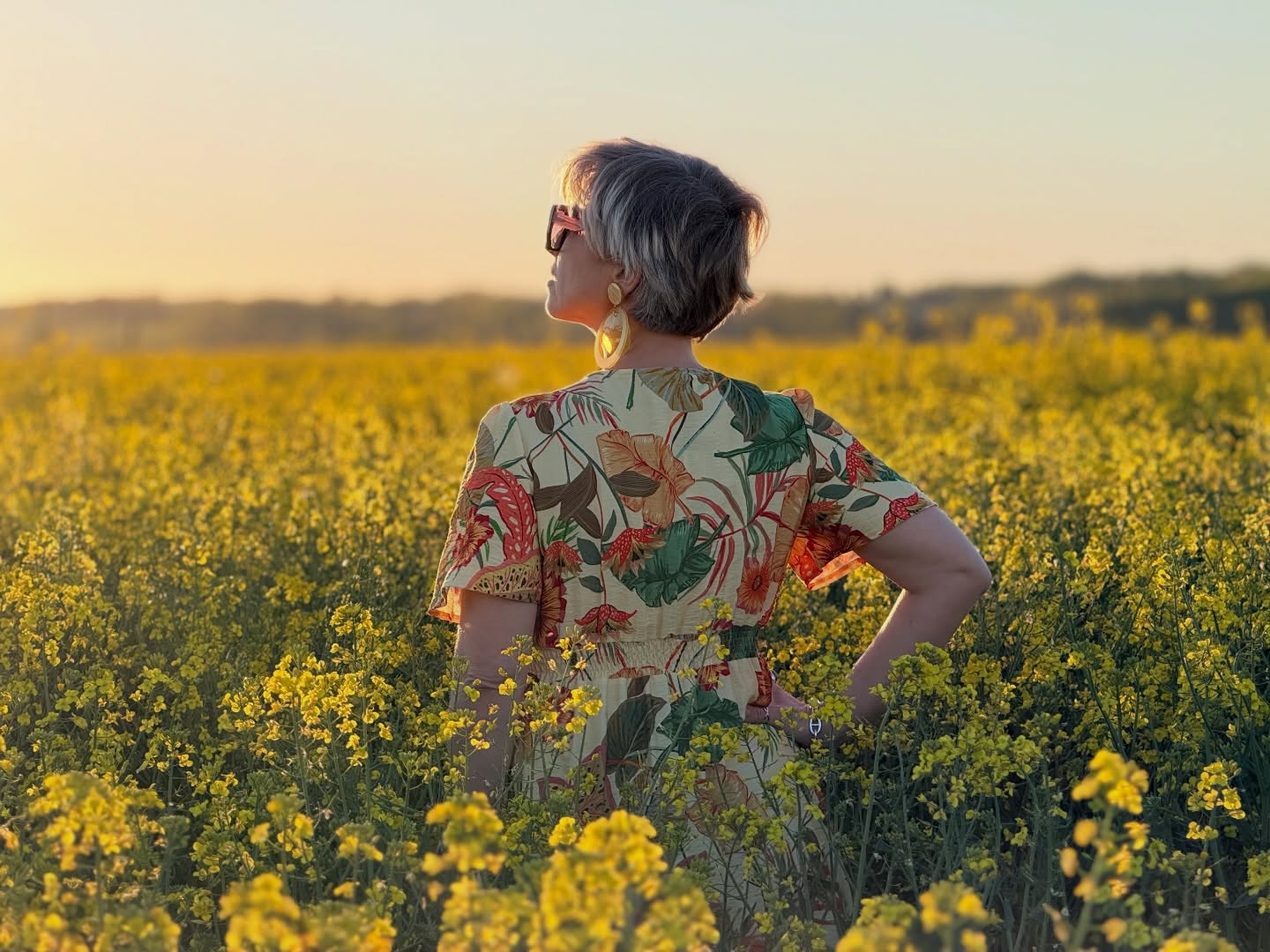 Ce soir… la boutique ferme jusqu’à vendredi prochain 💛
Et je vous avoue…
la période a été intense.
Entre les essayages,
la création de contenu,
les achats,
les lives,
la boutique,
👉 le rythme ne s’arrête jamais 😅
Mais parfois…
il faut savoir appuyer sur pause
Respirer, ralentir, se reconnecter…
juste quelques jours ✨
Je pars me ressourcer…
mais pas que 🤪
👉 Je pars surtout shooter la nouvelle collection
(et vous n’êtes pas prêtes 😏🔥)
Et puis…
on ne va pas se mentir…
👉 Si vous aviez repéré une pièce
c’est clairement le moment ou jamais 💥
Mon expérience de l’année dernière m’a appris une chose…
ne pas attendre le dernier moment pour me reposer.
Parce qu’on croit toujours pouvoir tenir un peu plus…
jusqu’au moment où le corps dit stop.
👉 Et toi…
tu arrives à t’écouter quand ton corps dit stop ? 💛
#femme40plus
#entrepreneuse
#confianceensoi
#slowlife
#imprimedelamour