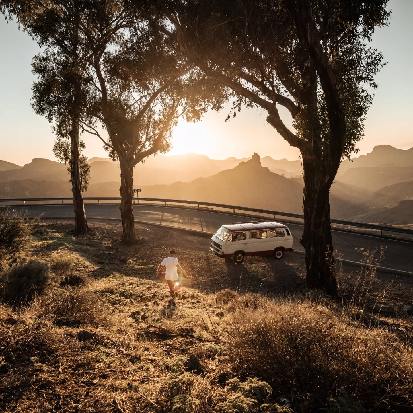 Je besser es aussieht, umso schwieriger war es. 🤩❌🤯
Kann man das als Regel festhalten? Unsere Produktion für Canon Production Printing auf Gran Canaria bot uns teilweise traumhafte Bedingungen 🎥🌅 Trotzdem hatten wir gewaltige Hürden vor uns und mussten Aufgaben meistern, die die gesamte Produktion gefährdeten.
Spoiler: Ein Teil der Kameraausrüstung kam nicht an und die Airline hat sie dann pünktlich zum Rückflug (!) gefunden.
In solchen Momenten braucht man Backup-Pläne und einen kühlen Kopf 💆🏻♂️ Gar nicht leicht, bei 34 Grad im Schatten... 🥵
#productionlife #imageproduction #crewlove