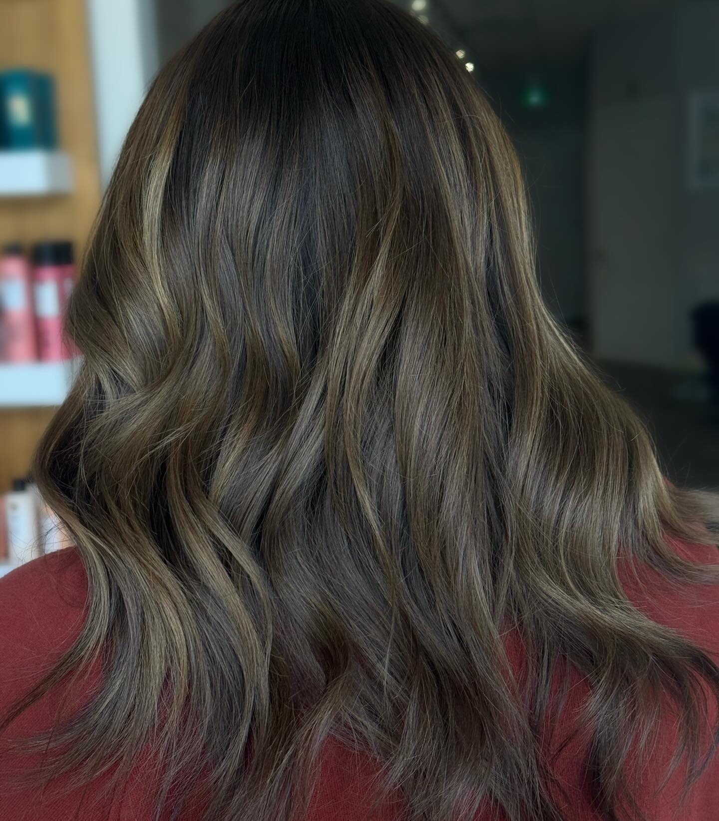 this brunette >>> 🌞
Soft. Sun-kissed. Effortless.
Dimensional brunettes are having their moment and for good reason.
Think natural depth at the root + ribbons of warmth and light that hit just right ✨
Created by Breanne , this look is perfect if you want:
• brightness without committing to full blonde
• low-maintenance grow out
• that “I just got back from vacation” glow
It’s not flat. It’s not heavy.
It’s movement, shine, and dimension in every angle 🤍
✨ insider tip: check out our Insider Hours | enjoy 25% off bonding & colour services with select stylists
Ready to upgrade your hair color?
🔗Click that link in bio for reservations
#yqr #yqrhair #yqrhairstylist #yqrhairsalon