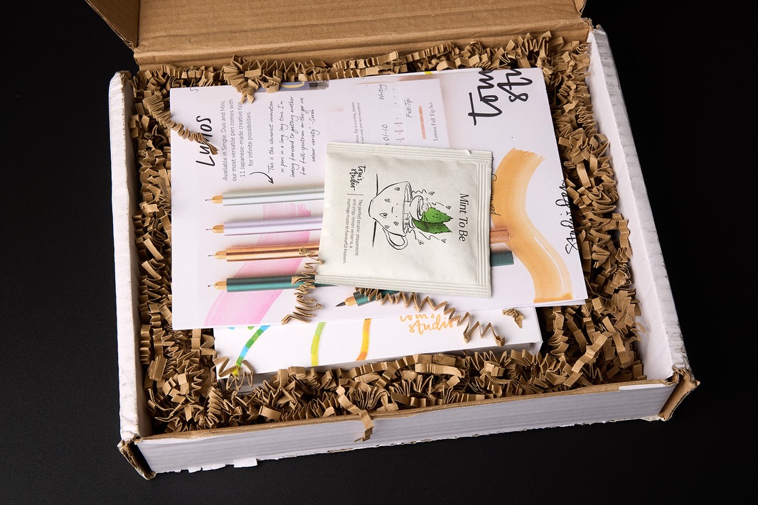 SQUEE!!! As soon as I saw the sneak peek of these awesome refillable highlighters from @tomsstudio I knew I had to have some. I love highlighters but I find they don’t last very long. The ability to refill these pens and to have them look this beautiful is so awesome!
I love all the packaging and the poster showcasing all the various pens and pencils that Tom’s Studio makes is so nice.
#tomsstudio #refillablepens #tomsstudiooripen #highlighters #neoninks