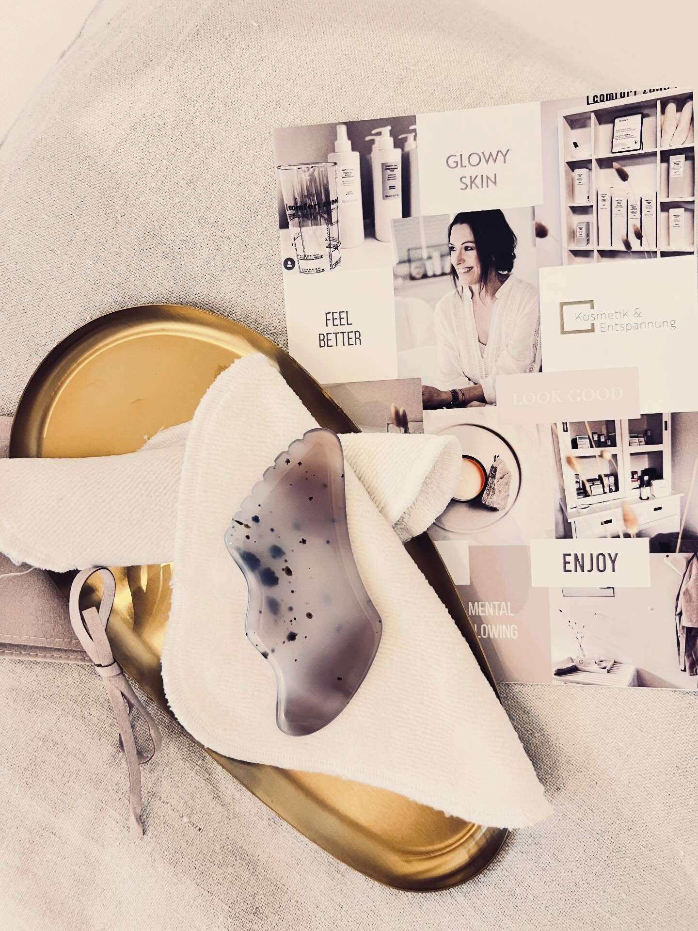 Wer Lust hat, die Anwendung des Gua Sha Steins kennenzulernen und eine wohltuende Gesichtsroutine mit Elementen aus Entspannung, Atem und innerer Ruhe zu erleben, darf sich gern bei mir melden.
Bei Interesse oder für weitere Informationen kannst du dich einfach direkt bei mir melden 💛