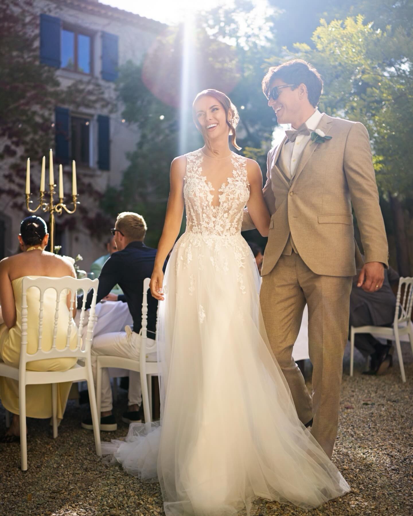 Et si le Château Prat de Cest devenait l’écrin de votre grand jour ? ✨
Entre lumière dorée, pierres pleines de caractère et atmosphère douce de fin d’été, cette série avec @treschic.bridalwear nous plonge exactement dans ce qu’on aime imaginer ici : des mariages élégants, vivants et sincères.
Un dîner sous les arbres, quelques éclats de rire, une robe qu’on n’oublie pas, un lieu qui accueille les émotions comme les plus belles fêtes. C’est aussi ça, l’esprit du Domaine.
Merci à @treschic.bridalwear pour sa confiance et cette belle mise en lumière du lieu 🤍
📸 @arturcymerman.pl
#treschicbride #treschicbridal