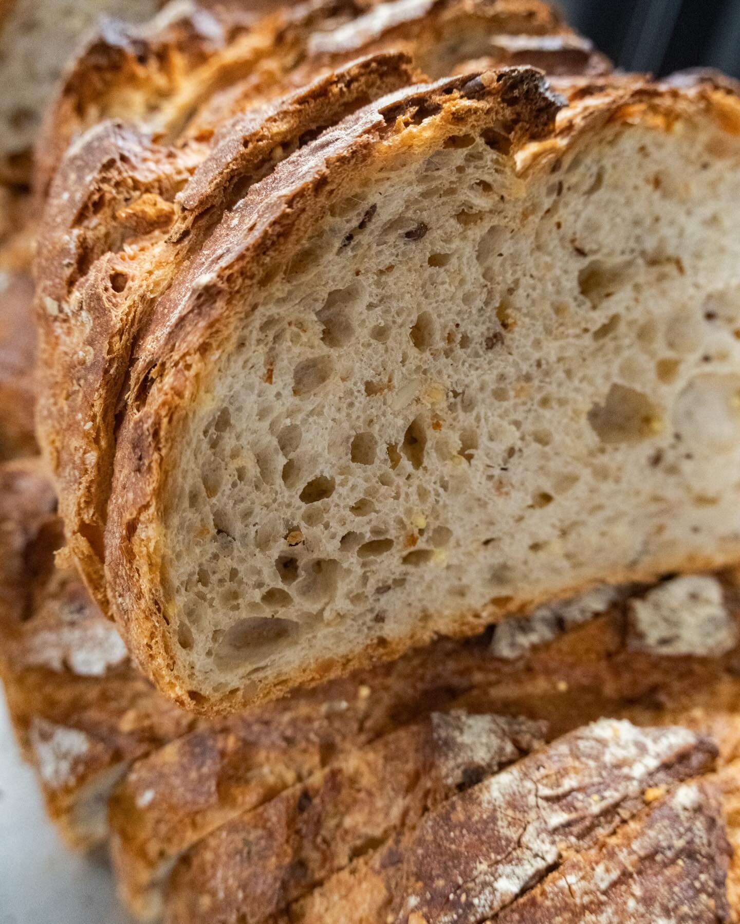 Du pain frais pour accompagner vos tartines et vos salades.
Moelleux, croustillant…
Anette (la tartine) et ses copines sont formelles. 😏🍽️
#lespetitesartisanes #tartine #painfrais #genevefood #goodfood
