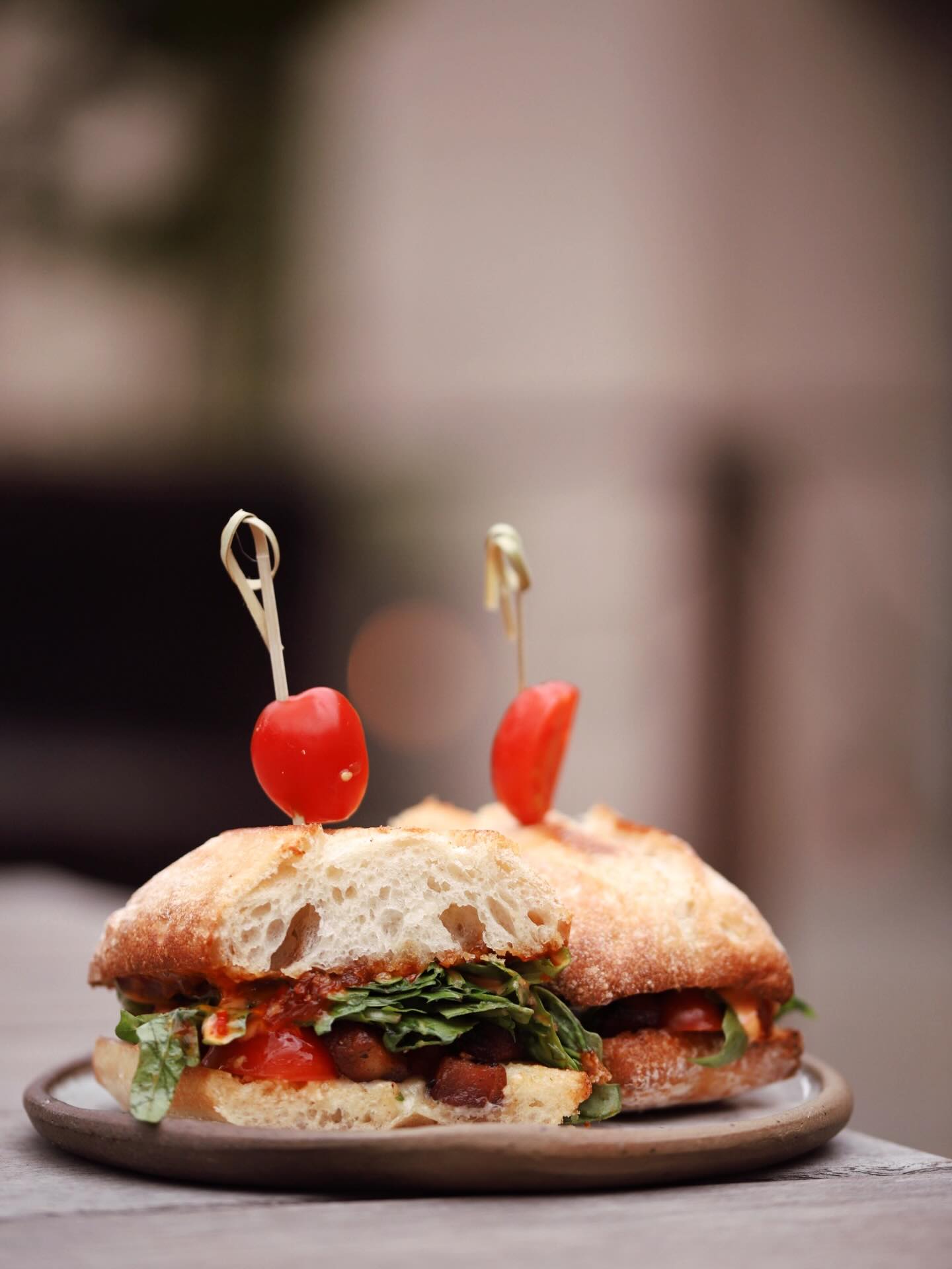Cicotti BLT 🇮🇹🤌
Our Italian take on a classic, crispy house cured pancetta, italian roll, beecher’s flagship cheddar, tomato, arugula, calabrian chili aioli, balsamic, olive oil
📸 @kristinkins