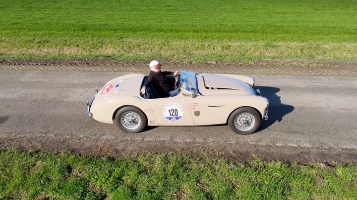Please fasten your seat belt for flight hour 1: The Austin Healey 100/4 BN1 in Coronet Cream looks like a Royal Promise on four wheels – graceful, elegant and yet full of sporting power. A British Roadster dedicated to a Queen, whose Colour has become particularly rare in our Days. #AustinHealey #ClassicCar #Oldtimer #CoronetCream #QueenElizabeth @britishcarpassion @britishsportscars @britishmotormuseum @gentlemendrivers_official @britishracingmotors @classicdriver
