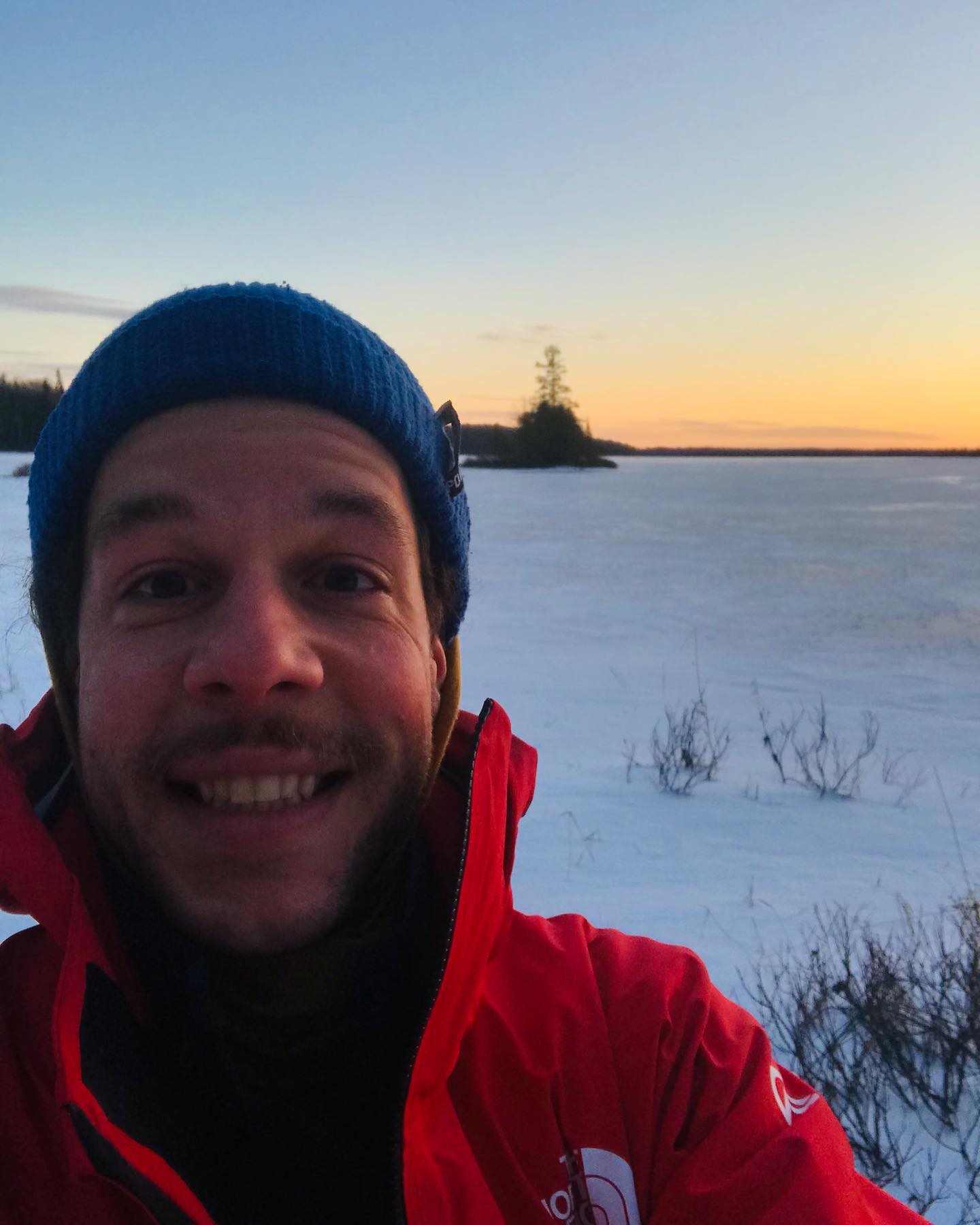 2023
Une douce année s’étant déroulée sous le signe du choix.
Choisir de m’éloigner des inconforts, de me rapprocher de ce qui apaise.
Choisir de quitter mon logement, mais choisir les rencontres au gré de la route.
Choisir le bois.
Choisir la roche.
Choisir de vivre.
Choisir de vivre pauvre, aussi.
Choisir de diminuer mon rythme de vie, pour me permettre de m’évader à ma guise.
Mais choisir l’instabilité, avec les sacrifices que ça implique.
Choisir de revoir certains proches, de laisser une distance avec d’autres.
Choisir de ne pas être partout à la fois, de ne pas pouvoir être toujours la personne qui console, qui supporte, qui soutient.
Choisir de laisser aller.
Choisir de se laisser consoler.
Choisir la vulnérabilité.
Choisir l’amour.
Choisir d’embrasser mes passions.
Choisir de me dévoiler, de partager, de propager.
Choisir de me challenger dans ce qui me fait vibrer.
Choisir de m’éparpiller un peu.
Choisir d’essayer de nouveaux trucs, de me tromper, de réessayer, de me re-tromper, d’apprendre sur moi, plutôt que de choisir à l’aveugle, sans tester.
Choisir de royalement (!) me foutre de l’opinion des autres, de ce que l’un dira, ce que l’autre pensera.
Choisir de devenir ma propre priorité.
Choisir tout ça.
Choisir.
Choisir d’aimer.
Choisir d’être aimé.
Choisir d’aimer être.
Choisir d’être.
Aimer choisir.
Aimer choisir d’être.
Aimer aimer.
Aimer être.
Aimer.
Être.
C’est aussi ce que je vous souhaite pour l’année à venir. Et c’est ce que je nous souhaite à nous, québécoises et québécois de tous horizons, immigrantes ou natifs, citadins ou régionaux, adoptées ou de passage.
C’est ce que je nous souhaite en tant que peuple diversifié, tissé serré et métissé.
Choisir d’être.
.
.
.
.
.
** L’inspiration pour les deux strophes contenant la série de vers avec choisir-aimer-être provient d’un poème de Saratoga, publié dans leur album-chanson « Ceci est une espèce aimée. » 🌸 🙏🏼
#happynewyear #NewYear #2024 #makeyourownchoice #chooseyourself #climbinglife #nomad #nordicite #embracethenorth #abitibi #brotherhood #family #autodetermination #aimeretre #coldplunge #newyeartradition #baignadenordique @_samueltrepanier 🏊🏼♂️🥶