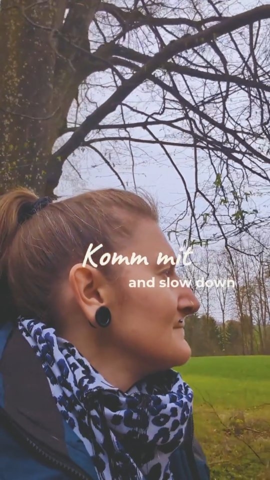 „Den Kopf ausschalten, den Stress hinter sich lassen und einfach mal einen Gang runterschalten... 🌿
Ganz ehrlich? Nach dem gestrigen Backstage-Chaos mit der Buchhaltung hat sich mein Kopf angefühlt wie ein überlasteter Computer. 🤯 Nichts hilft mir in so einem Moment mehr, den Reset-Button zu drücken, als ein kurzer Moment in der Natur.🧘🏼♀️🌳🍃
Es ist wunderbar, wie ein das satte Grün, der Duft von Moos, die frische Luft und der Gesang der Vögel alles wieder gerade rücken kann. Hier verfliegt der Stress einfach davon und es entsteht Raum für neue Energie. ✨ Ein Raum zu mir selbst zu finden und mich wieder zu spüren.❤️
Heute ist meinAkku wieder voll geladen und ich bin bereit für einen Restart!
Morgen wird wieder geknüpft und ich freue mich schon, die Farben für das nächste Projekt auszusuche 🤗 inspiriert von meinem gestrigen Natur Moment.
Wer von euch braucht heute auch einen kurzen Wald-Reset?
Habt noch einen feinen Tag!
Herzliche Grüße Katharina 💫💚
#AranyasArt #Waldliebe #Reset #Restart #Durchatmen Makramee Schmuck Knüpfen Backstage Selfcare LebenAlsSelbstständige“