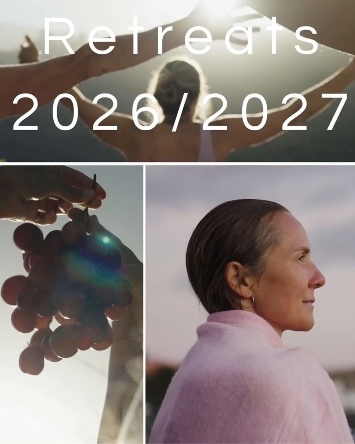 INNER BALANCE RETREAT FÜR FRAUEN
15.-20.11.2026
Zum Jahresende zurück in Deine Mitte finden
Der Jahreswechsel lädt uns ein, innezuhalten – zurückzublicken, loszulassen und neu auszurichten. Dieses Retreat schenkt Dir Raum für Einkehr, Klarheit und innere Balance. Im Mittelpunkt steht unter anderem die Harmonisierung der Chakren – den feinstofflichen Energiezentren Deines Körpers. Durch gezielte Yoga- und Meditationspraxis, Atemarbeit und Reflexion tauchst Du tiefer in Dein Energiesystem ein und spürst, wo Ausgleich, Erdung und Aktivierung guttun. Nähre Körper, Geist und Seele mit bewusster Bewegung, Stille, gesunder Ernährung und der Kraft einer unterstützenden Gemeinschaft.
Erlaube Dir, Altes loszulassen und Dich neu auszurichten – mit einem klaren Herzen und einem geerdeten Körper in das neue Jahr.
DETOX & YOGA RETREAT FÜR FRAUEN
12.-17.04.2027
Zeit für einen Neustart – für mehr Leichtigkeit, Energie und Wohlbefinden
Unser Detox & Yoga Retreat unterstützt dich dabei, Körper und Geist sanft zu entlasten und neue Kraft zu tanken.
Mit gezieltem Detox-Yoga, achtsamer Bewegung und nährstoffreicher Ernährung fördern wir natürliche Reinigungsprozesse und schenken deinem System eine wohlverdiente Pause.
Bei unserem Retreat begleiten wir dich Schritt für Schritt durch eine sanfte Entgiftung. Mit frischem Obst, Gemüse und ausgewogenen Mahlzeiten lernst du, wie du deinen Körper auf natürliche Weise unterstützen kannst – ohne Druck, aber mit nachhaltiger Wirkung.
Egal ob du zum ersten Mal detoxst oder bereits Erfahrung mitbringst – du findest dein persönliches Level und bekommst den Raum, den du brauchst: zum Durchatmen, Abschalten und Auftanken.
Mehr dazu unter
inner-you.de/retreats
#yogaretreat #yogaretreatteneriffa #yogateneriffa #detoxretreat #balanceretreat