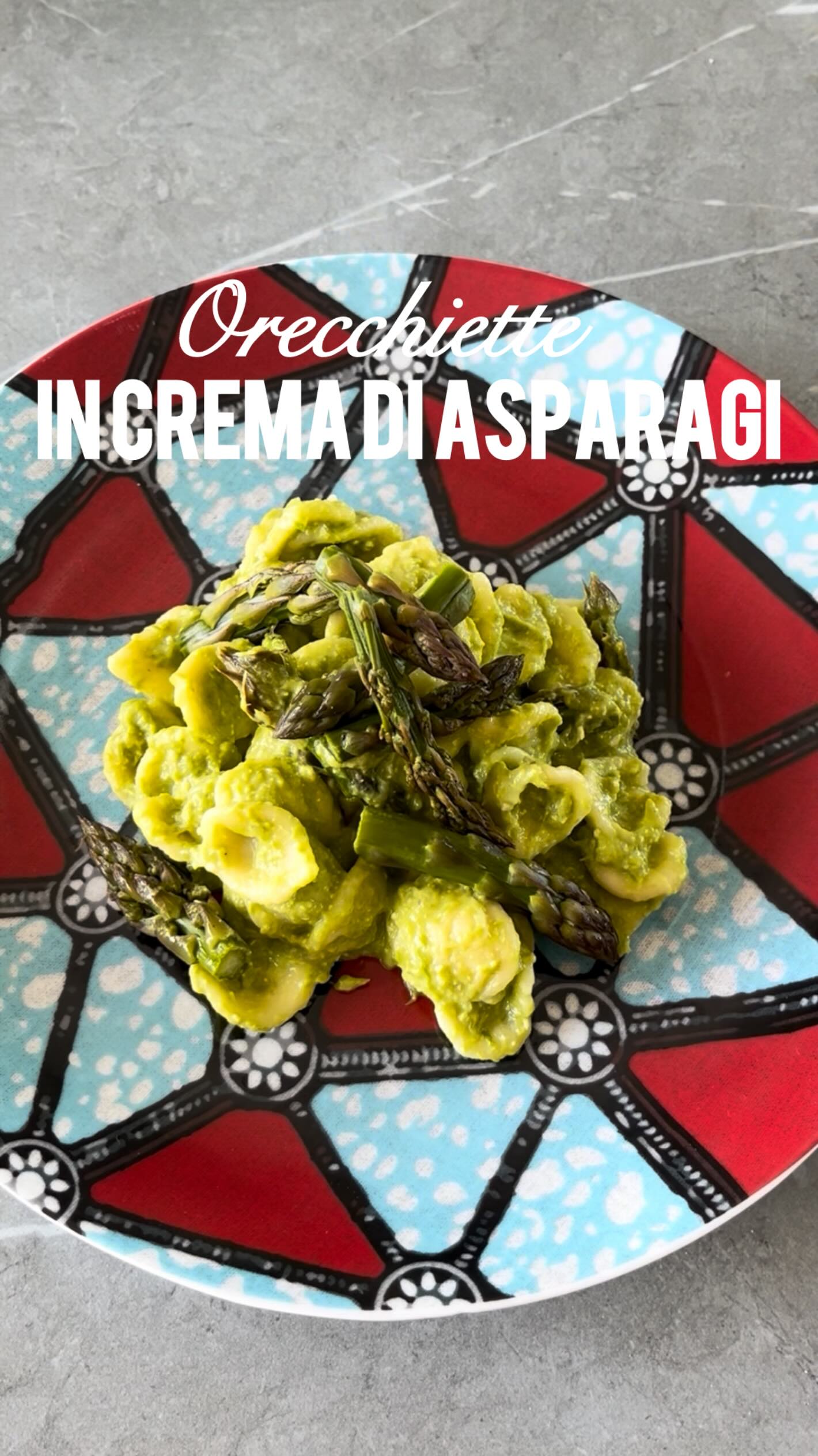 ✨ Hai solo 15 minuti ma vuoi portare in tavola qualcosa di sano, cremoso e irresistibile?
Queste ORECCHIETTE IN CREMA DI ASPARAGI ti stupiranno 💚
Un primo piatto vegan, leggero e velocissimo.
🥦 Ingredienti per 2 persone:
- 180 g di orecchiette
- 1 mazzo di asparagi (circa 300 g)
- 20 g di pinoli
- sale e olio q.b.
👩🍳 Procedimento:
Cuoci al vapore gli asparagi facendo attenzione a non farli diventare troppo molli: le punte devono restare compatte per una decorazione perfetta.
Taglia le punte e tienile da parte. Frulla i gambi con i pinoli, un pizzico di sale e un filo d’olio fino ad ottenere una crema liscia e vellutata.
Versa la crema in padella, aggiungi le orecchiette cotte e, se serve, un po’ di acqua di cottura per amalgamare tutto. Mescola bene e unisci una parte delle punte.
Impiatta e completa con le restanti punte 🌿
💡 Il risultato? Un piatto super cremoso, sano e pronto in pochissimo tempo… da rifare subito!
👉 Salva la ricetta per le tue cene veloci e dimmi nei commenti: ti piacciono gli asparagi?
#ricetteveloci #cucinavegana #pastafattafacile #valigiainfarinata #fοodhometime
orecchiette crema di asparagi, ricetta vegan veloce, pasta con asparagi cremosa, primo piatto sano e veloce, ricette primaverili facil