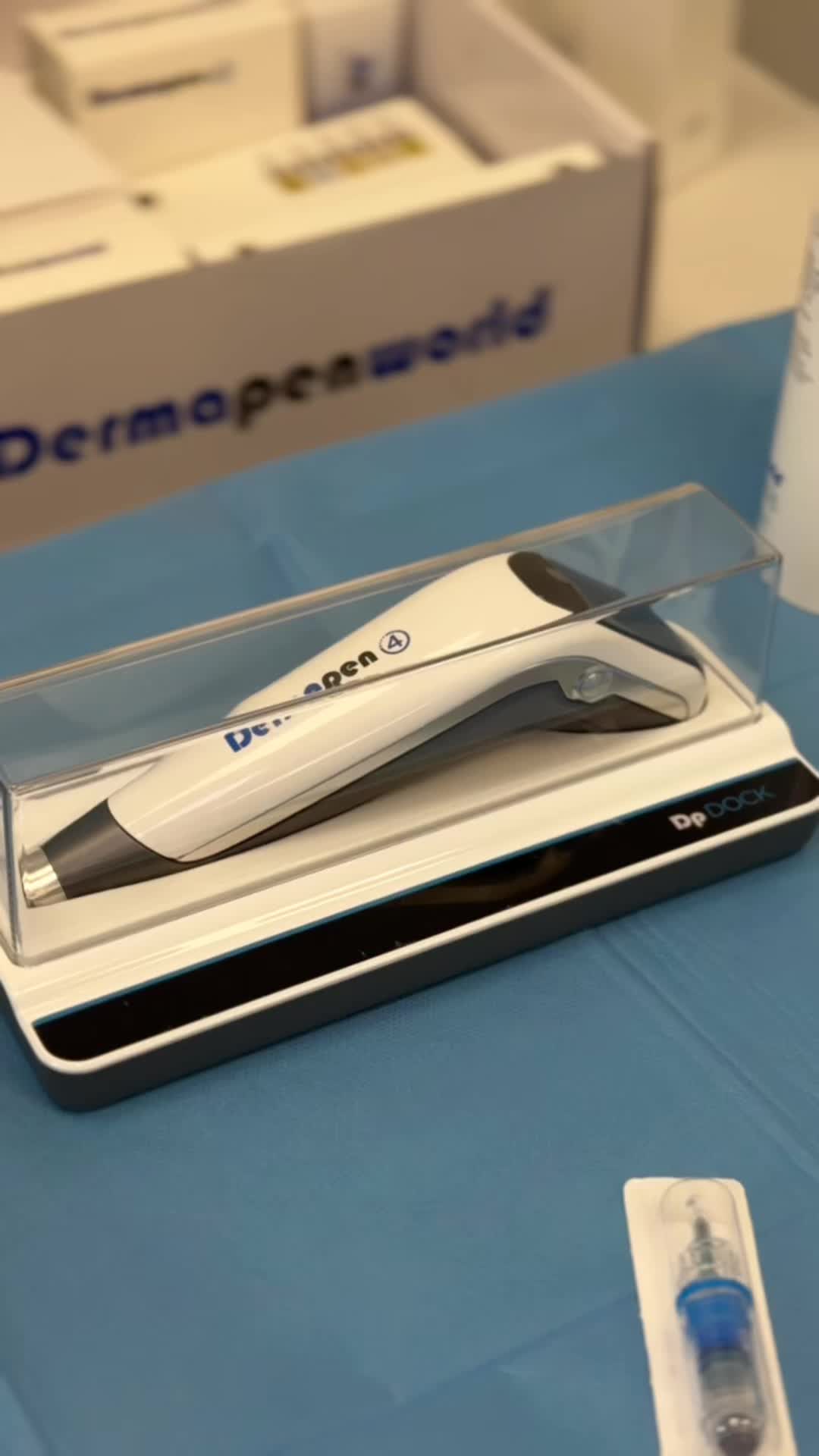 𝐅𝐚𝐜𝐞 & 𝐍𝐞𝐜𝐤 𝐌𝐚𝐤𝐞𝐨𝐯𝐞𝐫 pentru o piele vizibil întinerită
Combinația dintre DermaPen și PRP 💉stimulează regenerarea în profunzime: micro-perforațiile activează producția de colagen, iar plasma proprie susține repararea și revitalizarea țesutului. Rezultatul este un ten mai ferm, mai uniform și semnificativ rejuvenat, inclusiv în zona gâtului.
Proceduri personalizate, adaptate nevoilor pielii tale.
📞 0770 880 888
📍 Str. Lugojului 41, Oradea