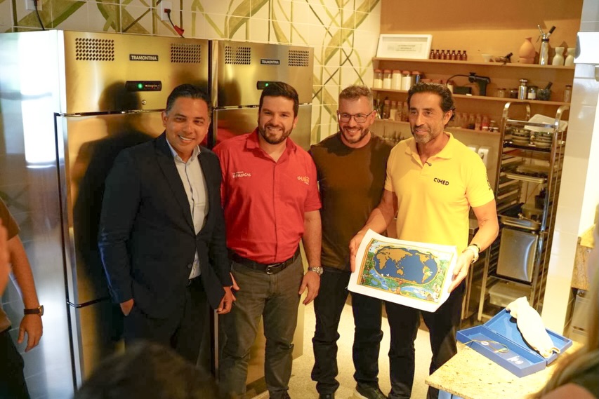 Um encontro marcado por visão e oportunidades.
No evento da Ultra Popular Rondônia, o sócio Dr. Jaime Pedrosa Neto presenteou João Adibe (CIMED) e destacou o potencial econômico do Estado de Rondônia e sua importância estratégica para a logística rumo ao Pacífico.
Ao lado de Natanael proprietário do Grupo Modena & Silva, (Ultra Popular RO) e João Araújo (Diretor da Ultra Popular), o momento reforça parcerias que impulsionam o desenvolvimento e fortalece nosso compromisso com o desenvolvimento regional.