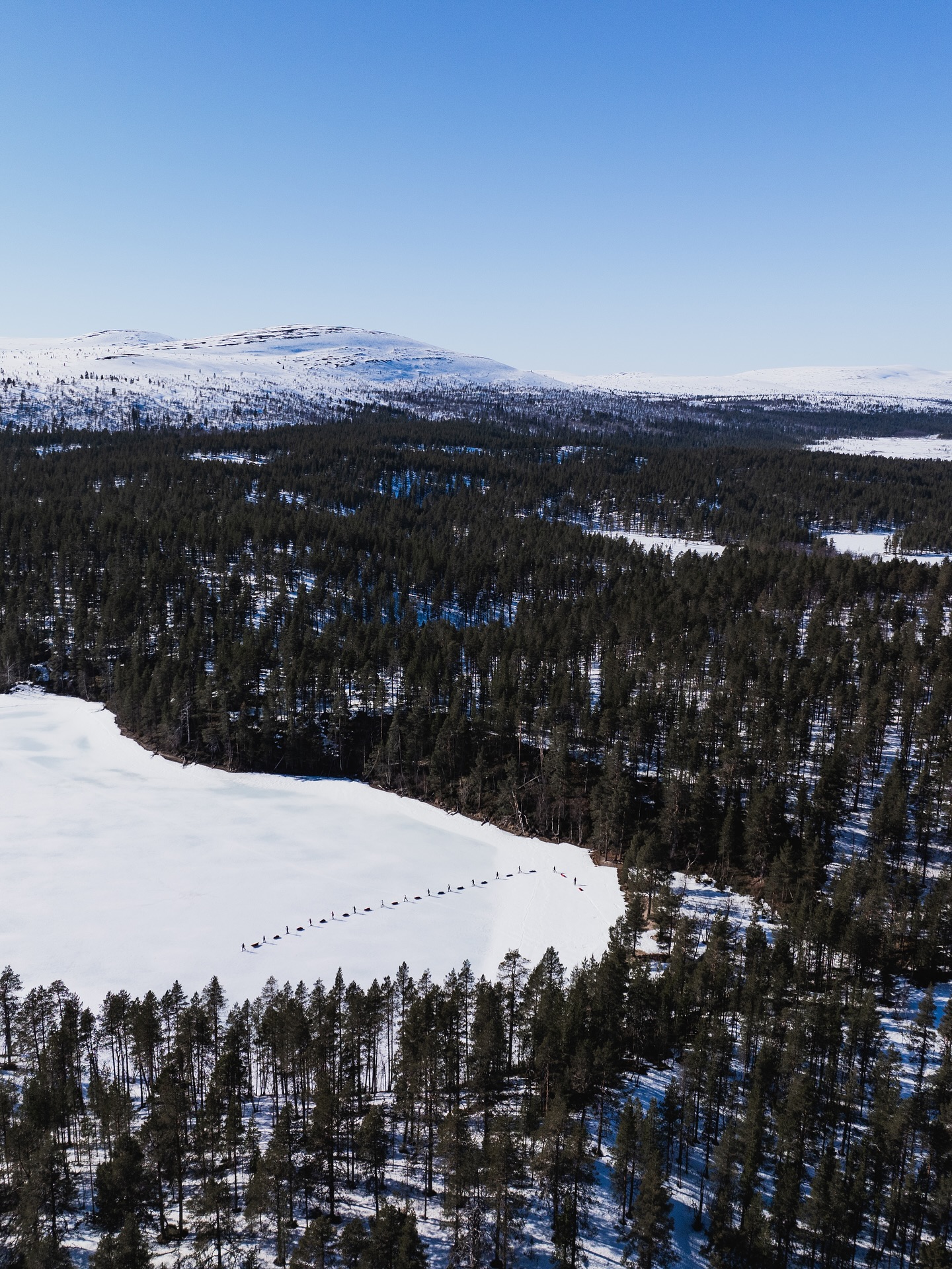 Naisten tunturivaellus.
Tunturikauneuden rytmi on yksinkertainen: syö, hiihdä, lepää. Juuri siinä yksinkertaisuudessa on jotain ylellistä. Pysähdymme evästelemään, joku kertoo pienen tarinan elämästään – siinä hetkessä tuntuu kuin tunturit kuuntelisivat mukana. Ja ehkä kuuntelevatkin.
Iltaisin teltassa syntyy oma maailmansa. Märät sukat kuivuvat ja ilo täyttää pienen tilan. Väsymys tekee meistä rehellisiä. Ei tarvitse esittää mitään – riittää, että on osa joukkoa, osa tätä maisemaa.
Aurinko laskee tunturin taakse ja värjää lumen vaaleanpunaiseksi. Tuuli tyyntyy.
Kiitos naiset pöllöjen ensimmäisestä hiihtovaelluksesta ❤️
#pallaksenpöllöt
#pallastunturi
#pallas
#tunturiparatiisi
#ourfinland
#discovermuonio
#onlyforwomen
#womenonly
#naistenvaellus