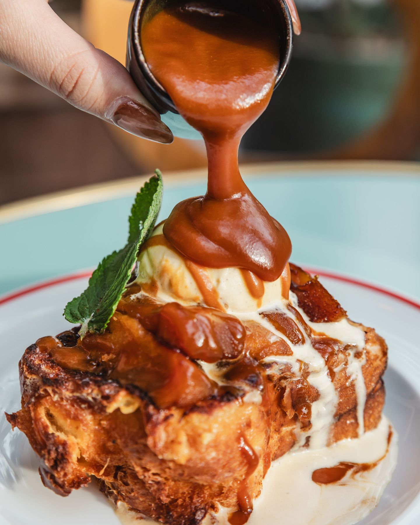 Apple french toast.
Pommes caramélisées façon tatin, caramel au beurre salé maison & boule de glace vanille.
📸 @alicepages