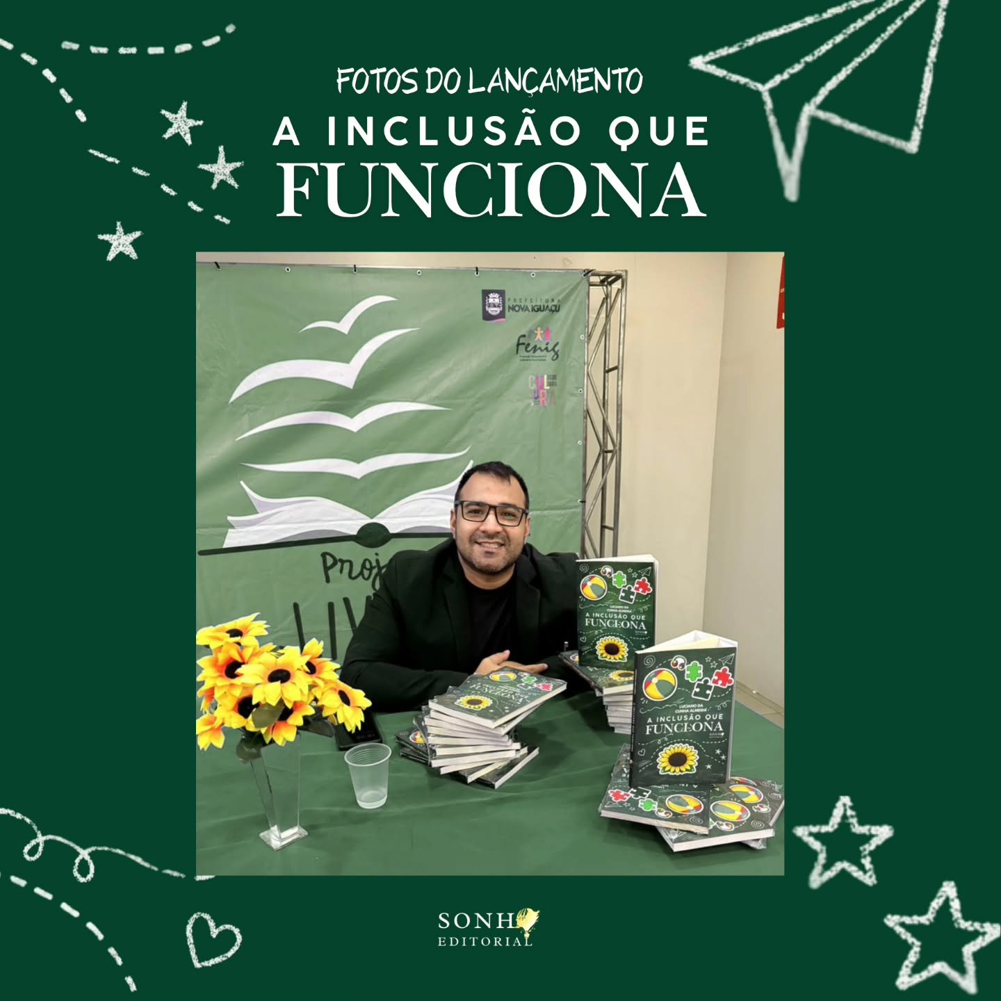 Fotos do lançamento de "A Inclusão que Funciona" que aconteceu na última quinta (16) no Espaço Fenig do Top Shopping, Nova Iguaçu (RJ).
Luciano da Cunha Almeida escreve como quem vive, observa e sente a inclusão no cotidiano. Ele fala de crianças, mas também fala de professores cansados, de pais inseguros, de escolas despreparadas e, principalmente, de caminhos possíveis. Sem romantizar, sem culpar, sem fingir que tudo é simples. Aqui, inclusão não é tratar todo mundo igual. É entender que cada criança precisa ser vista como ela é. É criar adaptações, estabelecer limites, construir rotinas, dialogar com famílias e aceitar que educar também é aprender o tempo todo. Este é um livro para quem está em sala de aula, para quem educa em casa, para quem sente que algo precisa mudar, mas não sabe por
onde começar. Um livro que não promete milagres, mas aponta práticas reais, humanas e possíveis.
A Inclusão que Funciona está disponível em sonhoeditorial.com.br