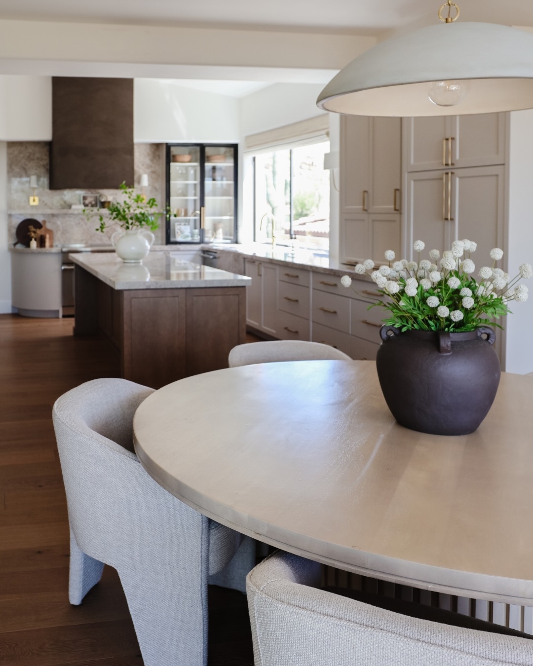 Simple doesn’t have to mean boring.
It’s the curves, the texture, and the subtle layering that make this dining room feel designed—not just decorated.
A few intentional pieces > filling the space.
Comment DINING and we’ll share the design packages we offer to help you create a home that feels elevated AND one you actually love coming home to. 🤍
Kitchen by: @mavenconstruction_