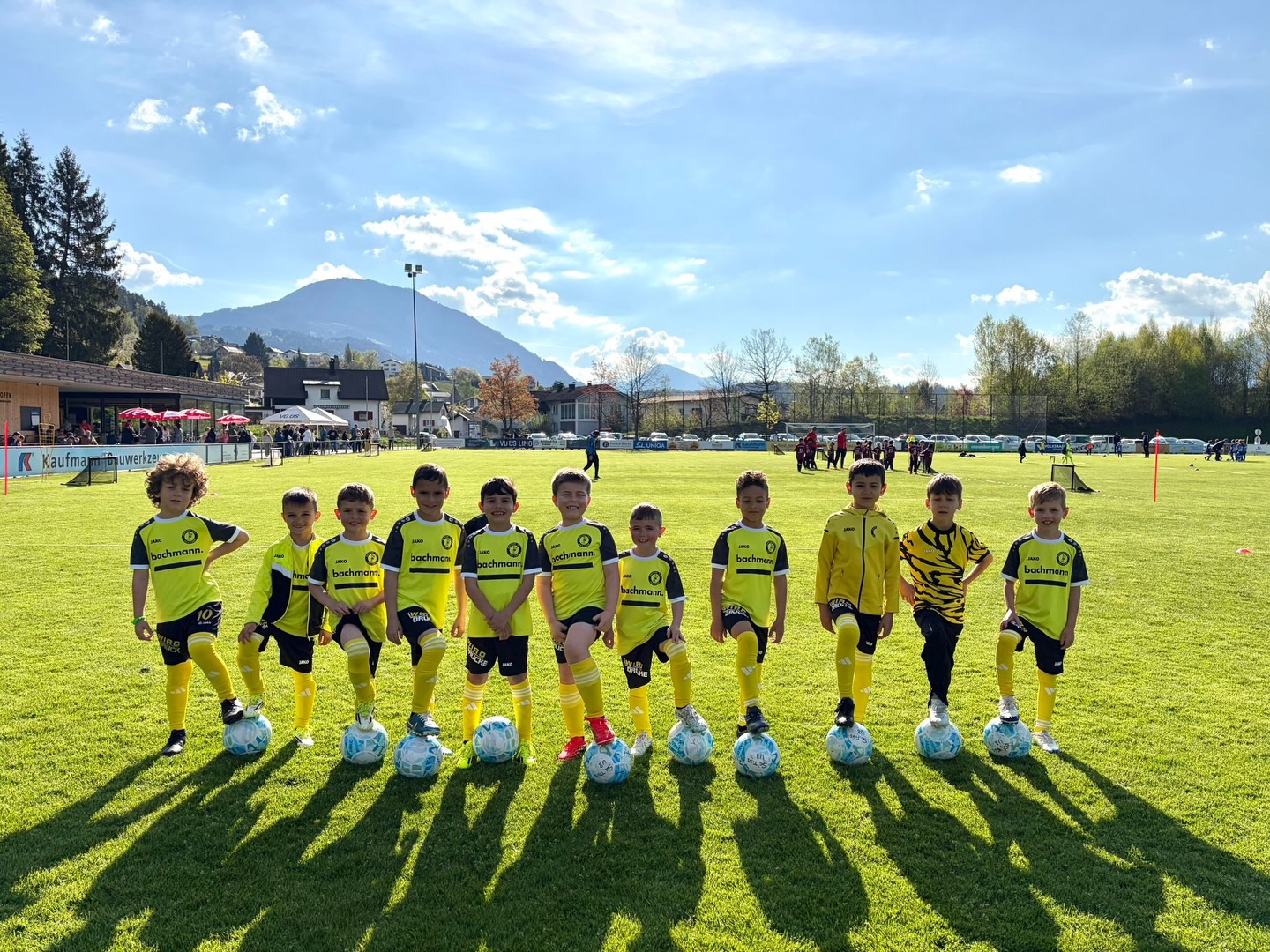 🏆TURNIER IN GÖFIS🏆
Unsere U8 ist heute beim Turnier in Göfis. 💛🖤
Hier sind ein paar Bilder mit ihren neuem Bällen⚽️
#teamgeist #U8 #sctisis #vielspaß