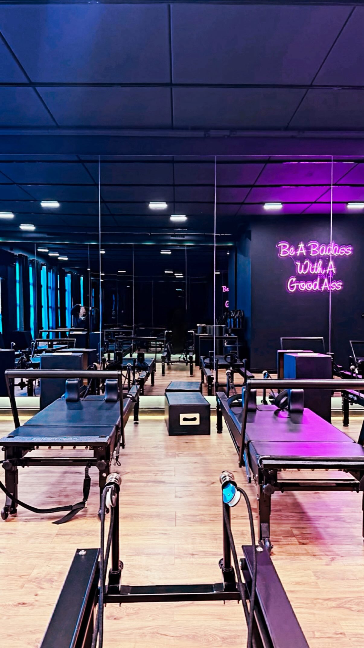 Congratulations on your anniversary @studio.015.nl ! 🥳 I had a blast engraving beautiful bottles for the party guests💥💥💥
I chose to use a modern script because it has far fewer pen lifts than my beloved classic Copperplate script. A script with fewer pen lifts can be engraved more fluidly and quickly - and speed was essential, as guests were lining up to get their personalized water bottles. 😅
Thanks, @mnsdonmezz for inviting me to your party!
#calligraphyengraving #eventcalligraphy #graveren #moderncalligrapher #modernekalligrafie