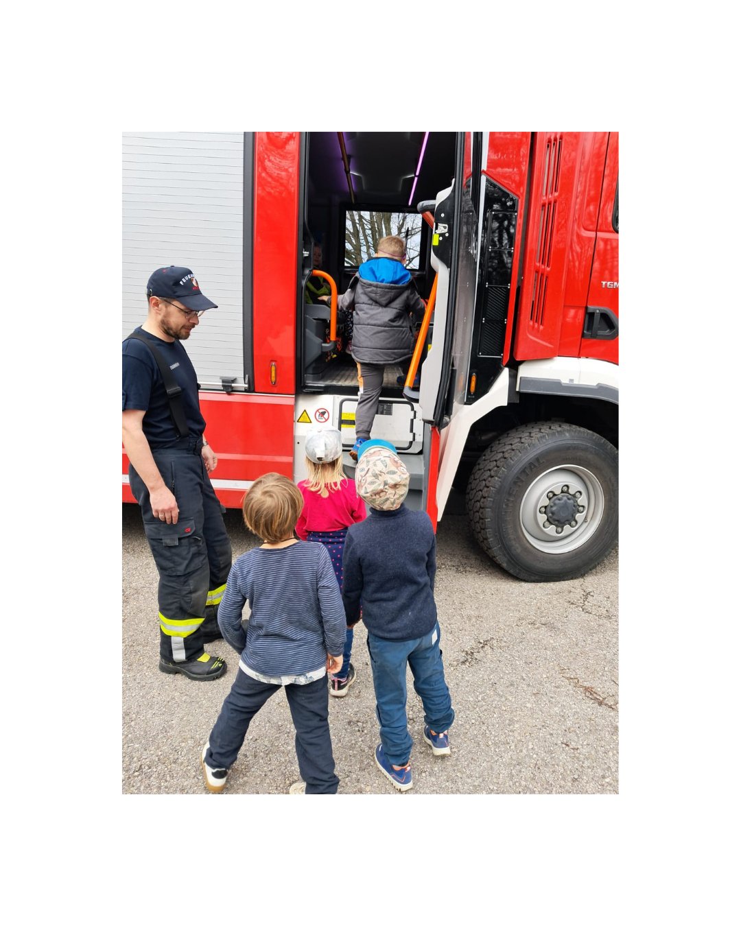 WaNaKis im Einsatz - bei der Feuerwehr! Die Schulanfänger des WaldNaturKindergartens - Riesen genannt - waren mal wieder auf Riesen-Tour. Dieses Mal haben sie die Freiwillige Feuerwehr Adlwang besucht bzw. besser gesagt - die FF Adlwang hat den WaNaKi besucht und ist dann mit den Riesen MIT DEM FEUERWEHRAUTO zur Feuerwehrzentrale gefahren. Dort durften die WaNaKi-Riesen alles genau inspizieren und sogar einen Brand löschen sowie mit dem hydraulischen Schneider schneiden. Oder wie hat das nochmal genau geheißen? Diese Infos und andere fassen die WaNaKis nach dem Ausflug nochmals zusammen und berichten den jüngeren WaNaKis von ihren Erlebnissen und teilen ihr neu erworbenes Wissen. Das ist kinngerechte Wissensvermittlung!
#wanaki #badhall #adlwang #ffadlwang #waldnaturkindergarten #waldpädagogik #kindergartenpädagogik #abenteuerimkindergarten