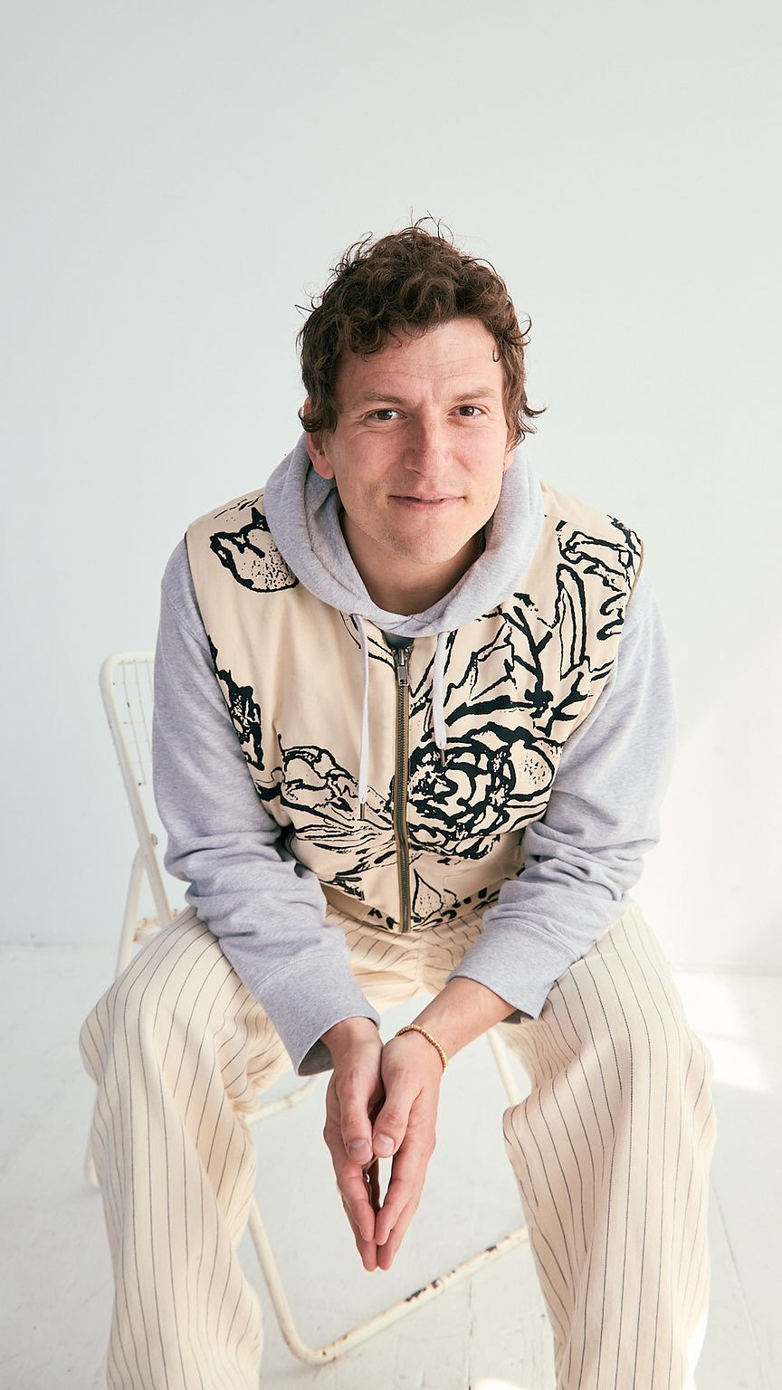 🌞 Dès vendredi prochain, nous avons l’immense plaisir - et même l’honneeeur - de recevoir @antoinepommet au studio, pour un week-end d’exploration autour du Yoga 🌞��Antoine est professeur de yoga depuis 12 ans - c’est d’ailleurs l’enseignant chouchou de @yoga.noush 👋🏼. Il a fondé La Clinique, un terrain d’exploration pour les enseignant.es de Yoga. Et on a vraiment hâte de le recevoir ici à Marseille, de partager sa pratique avec vous!
Au programme :
VENDREDI
11h - Vinyasa 75“
19h45 - Auto-massage & Relâchement myofascial - 2h
SAMEDI
10h - Vinyasa Intermédiaire 75“
15h - Pranayama facile et transitions intéressantes - 2h
DIMANCHE
15h - Éléments du flow
Crédit : Simon Cauvier