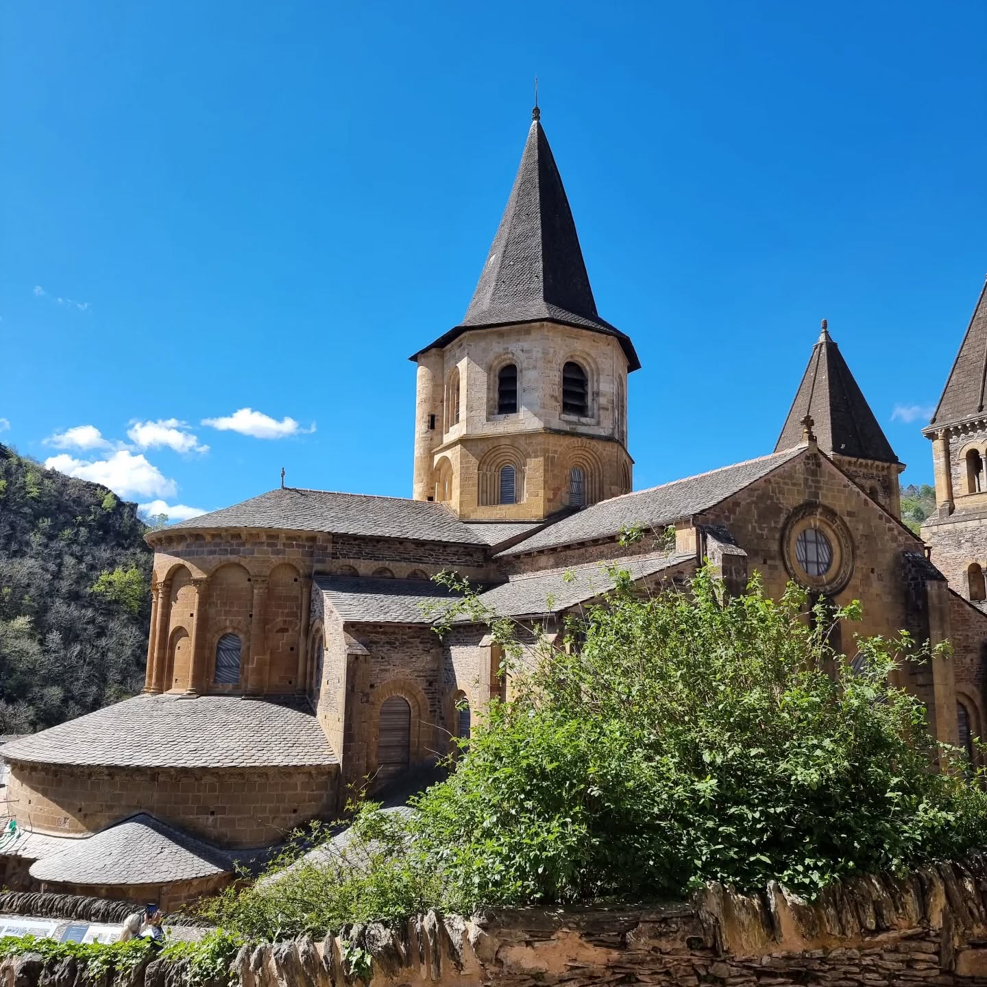Quelle belle journée pour visiter Conques… et pendant que vous êtes là, passez me dire bonjour ! Je suis à la boutique aujourd’hui :-)
What a fabulous day to visit Conques........and while you're here pop in and say hello - I'm in the boutique today :-) @assoofildelart
#conques #bellejournée