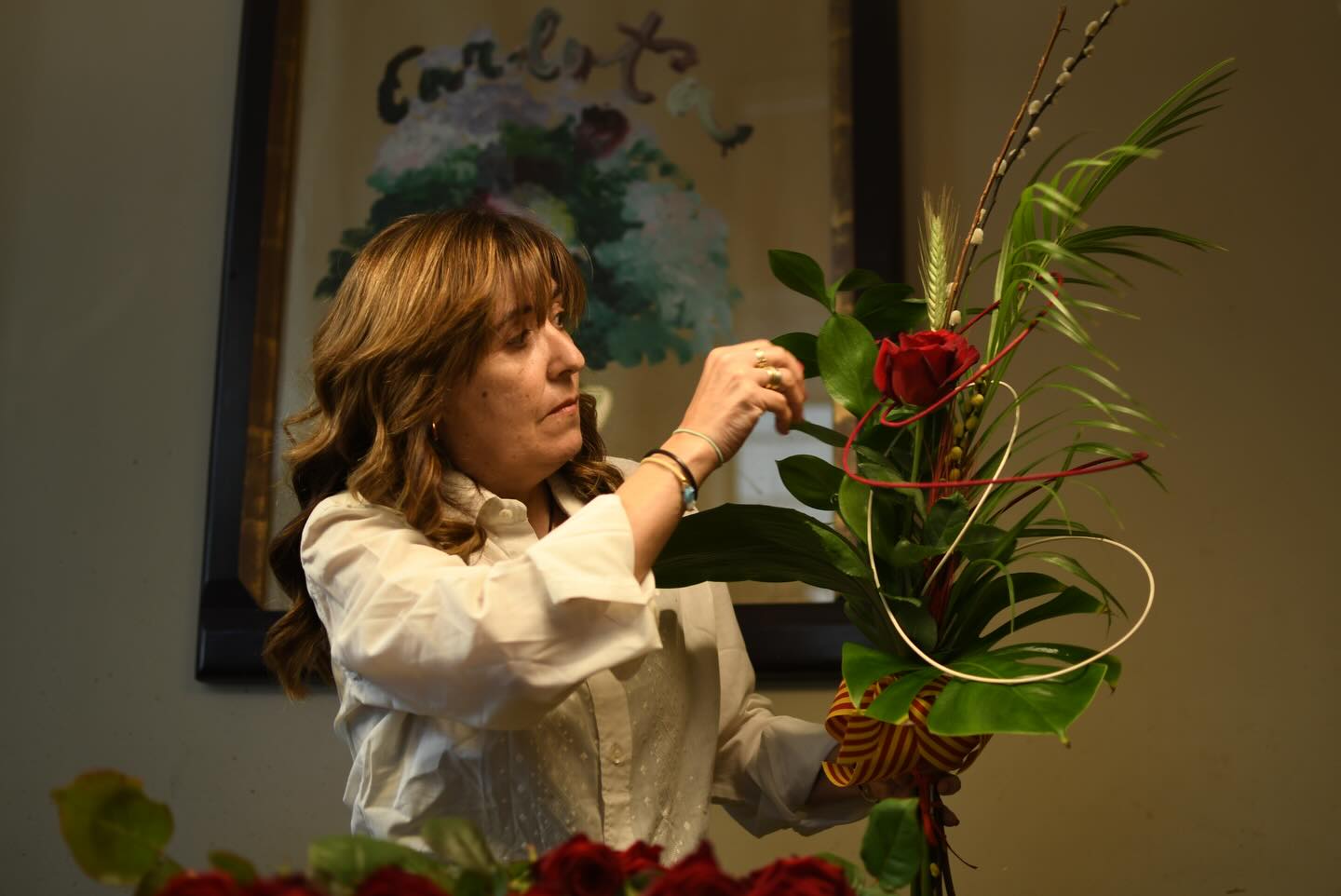 SANT JORDI JA ÉS AQUÍ
Demà és el gran dia, i a la floristeria ja ho tenim tot a punt per viure una de les dates més especials de l’any, des de la Clàssic fins al Rústica o el model Estructura, més contemporani i visual o la nostra famosa rosa Súper.
Cada proposta està pensada perquè Sant Jordi es visqui com mereix.
Aquesta diada és molt més que una tradició per nosaltres. És una jornada on posem en valor tota la nostra experiència, dedicació i ofici floral, treballant des de primera hora per arribar a cada història, cada regal i cada rosa.
⏳ IMPORTANT
Avui a les 17:00h es tanquen les reserves de comandes degut a l’alt volum de feina i per poder garantir la màxima qualitat en cada entrega.
Gràcies per confiar en nosaltres un any més en un dia tan especial. Feliç Sant Jordi.